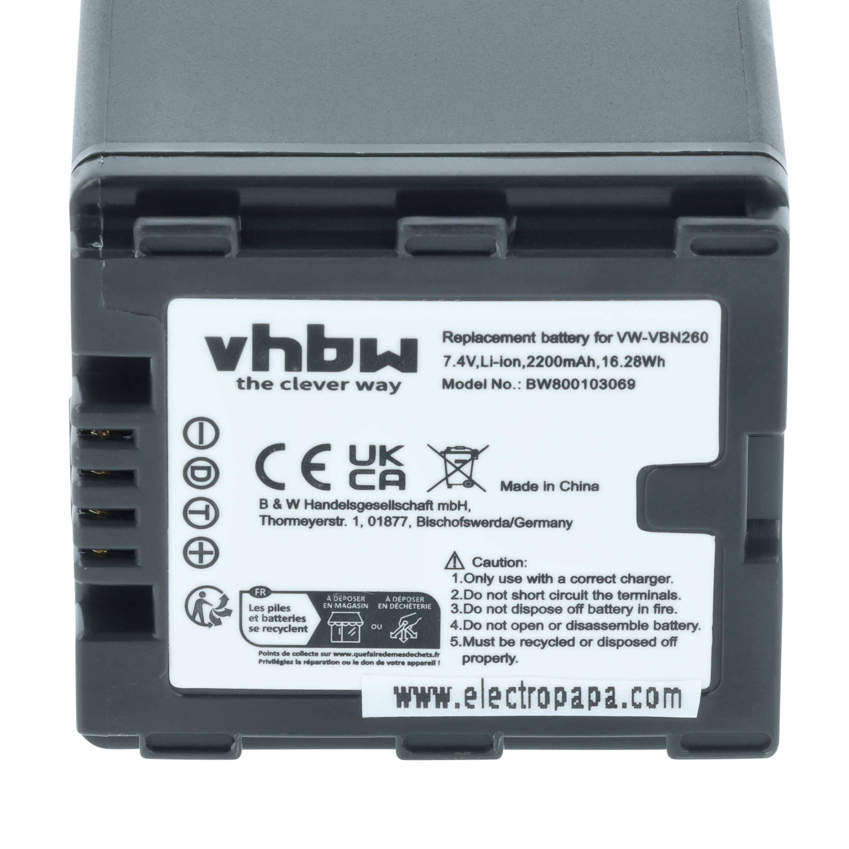 Das Bild zeigt einen vhbw Ersatzakku für VW-VBN260, 7,4V/2200mAh mit Sicherheitshinweisen und Zertifizierungen auf seinem Etikett.