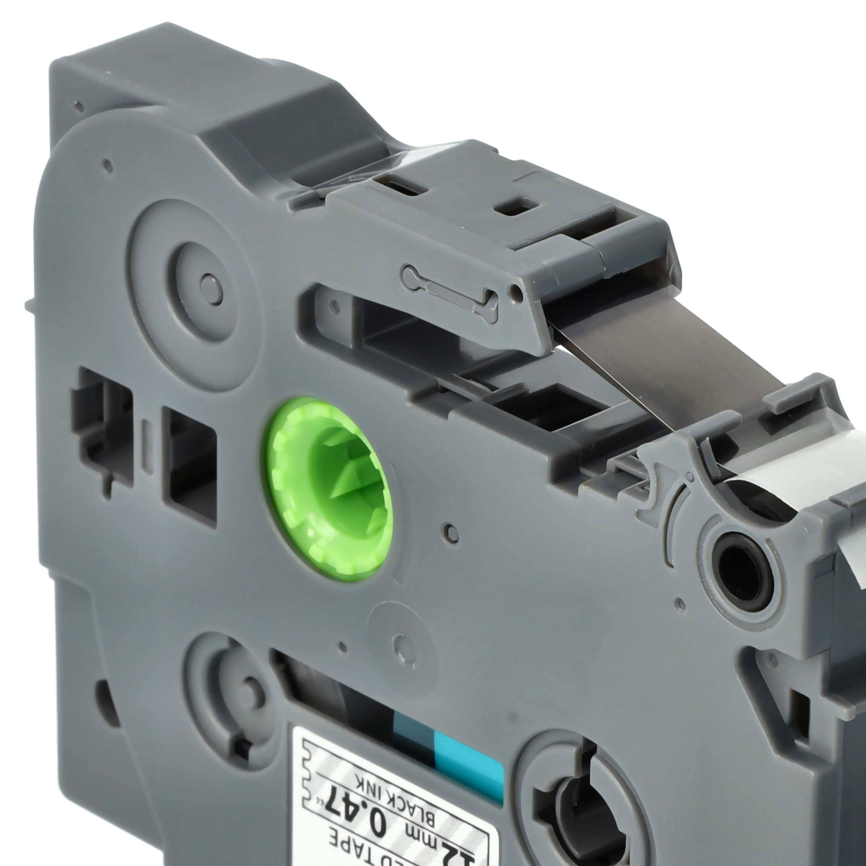 Nahaufnahme einer Etikettenband-Patrone für einen Etikettendrucker, mit schwarzem Gehäuse, sichtbarem grünem Rad und einem Abschnitt aus freiliegendem weißem Band.