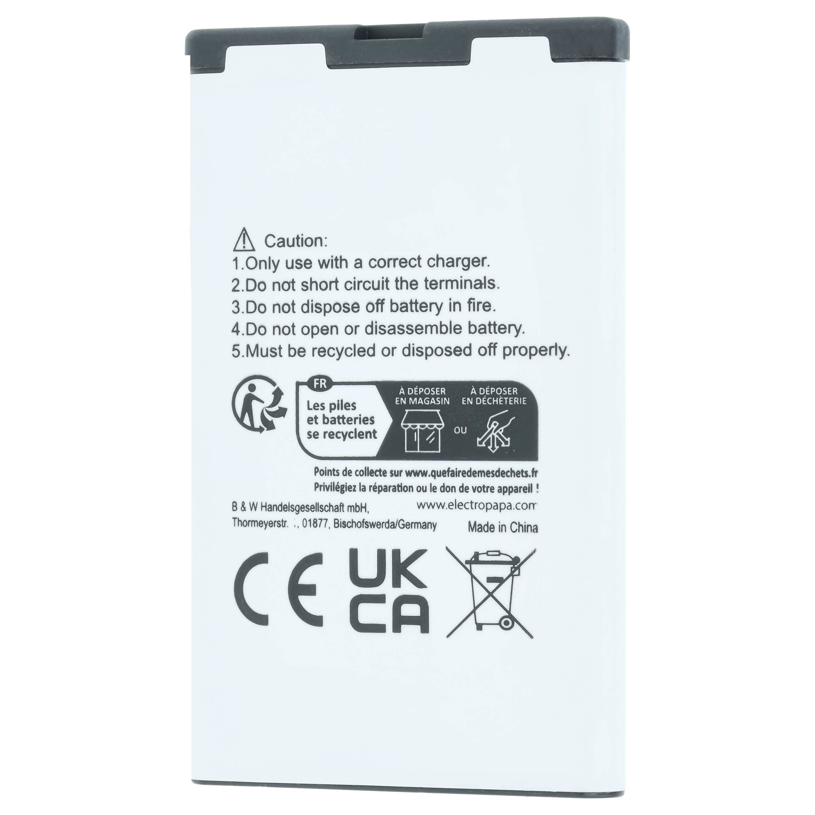 Rechteckige Batterie mit Warnsymbolen und Text in verschiedenen Sprachen mit Hinweisen zur korrekten Ladegerätverwendung, zur Vermeidung von Kurzschlüssen und zur ordnungsgemäßen Entsorgung.