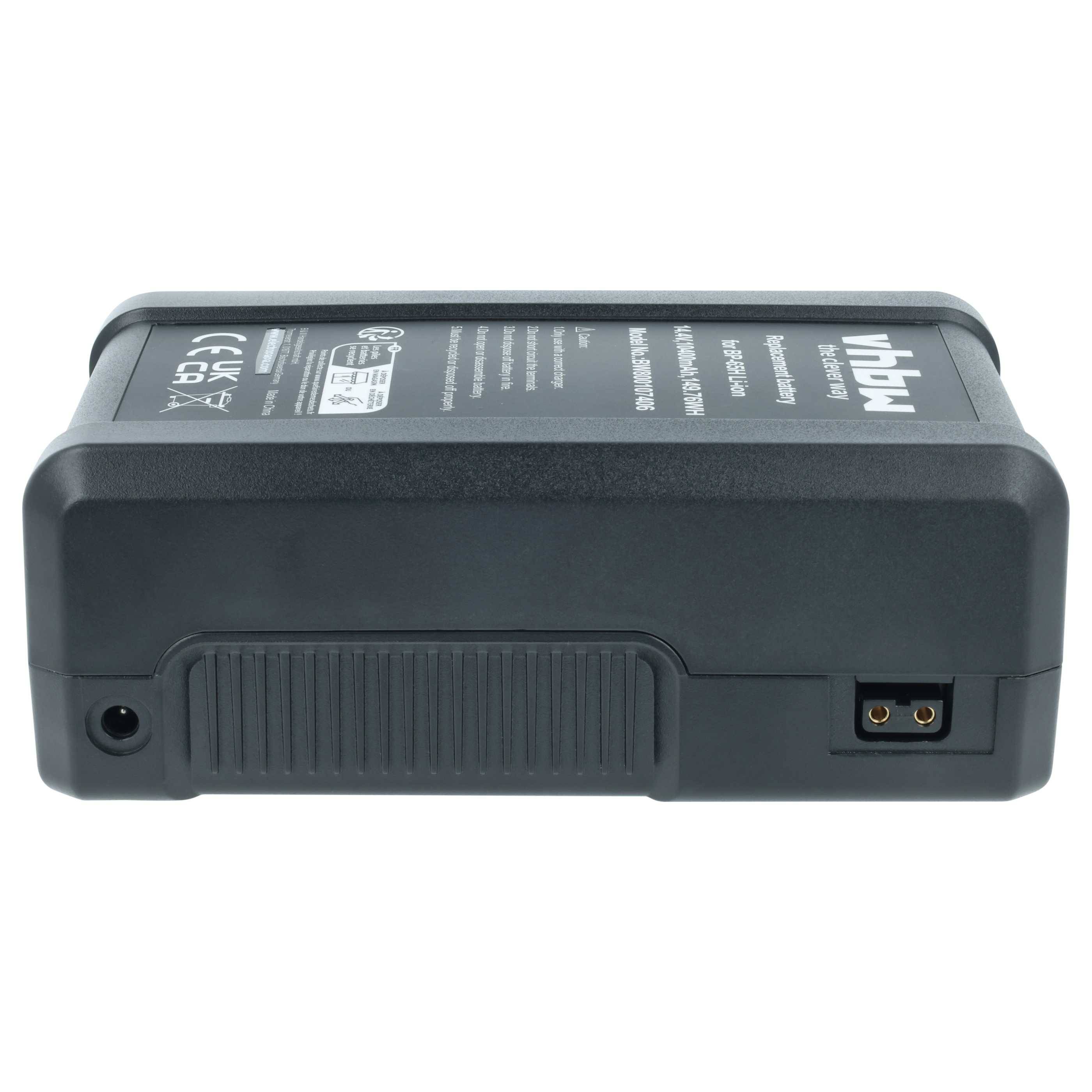 Batterie-Ladegerät mit Stromeingangsanschluss, gekennzeichnet mit Spezifikationen und Sicherheitssymbolen, entwickelt für elektronische Geräte.