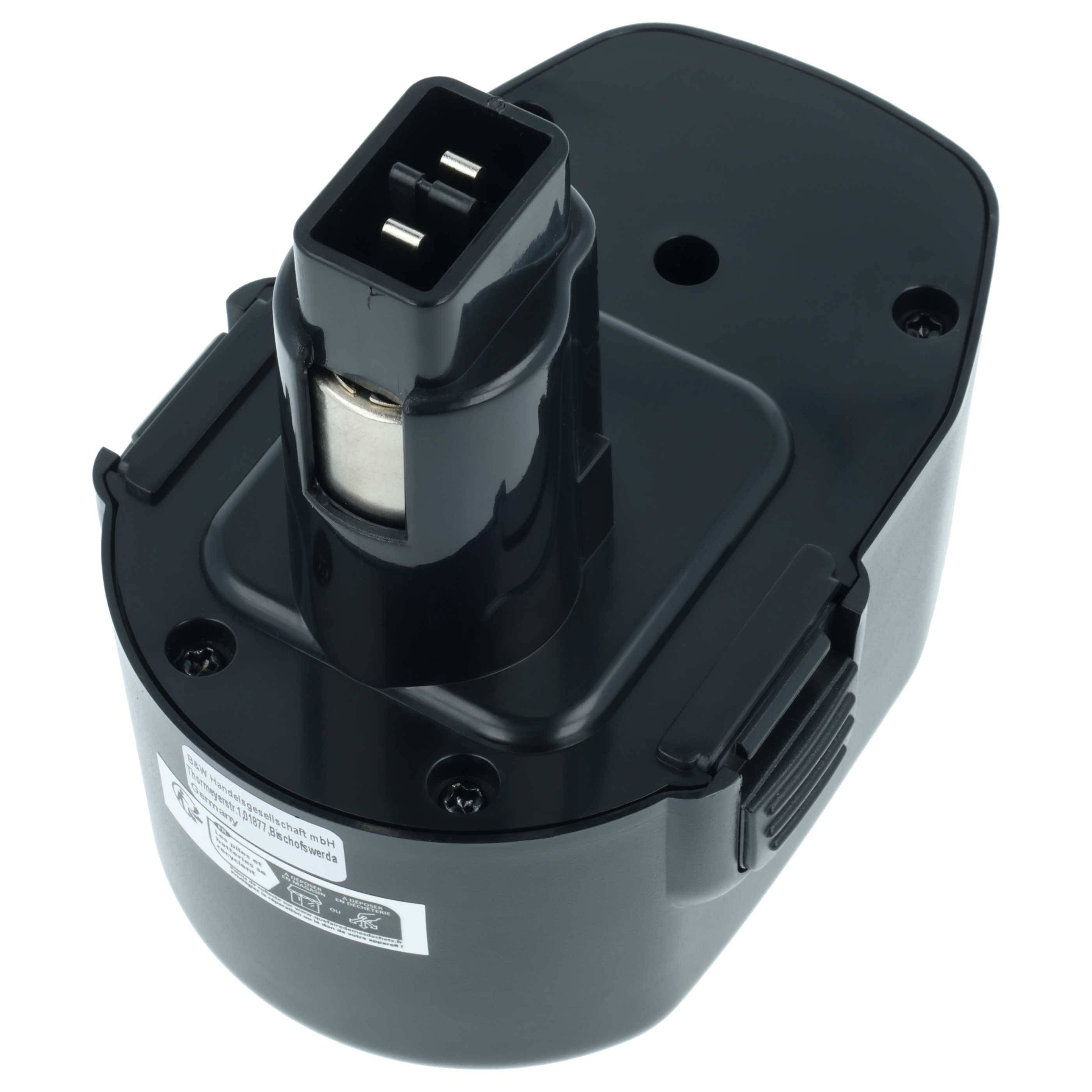 Ein schwarzes Elektrowerkzeug-Akkupack mit Stecker und sichtbaren Anschlüssen, das für wiederaufladbaren Gebrauch konzipiert ist, aus einem Winkel betrachtet.