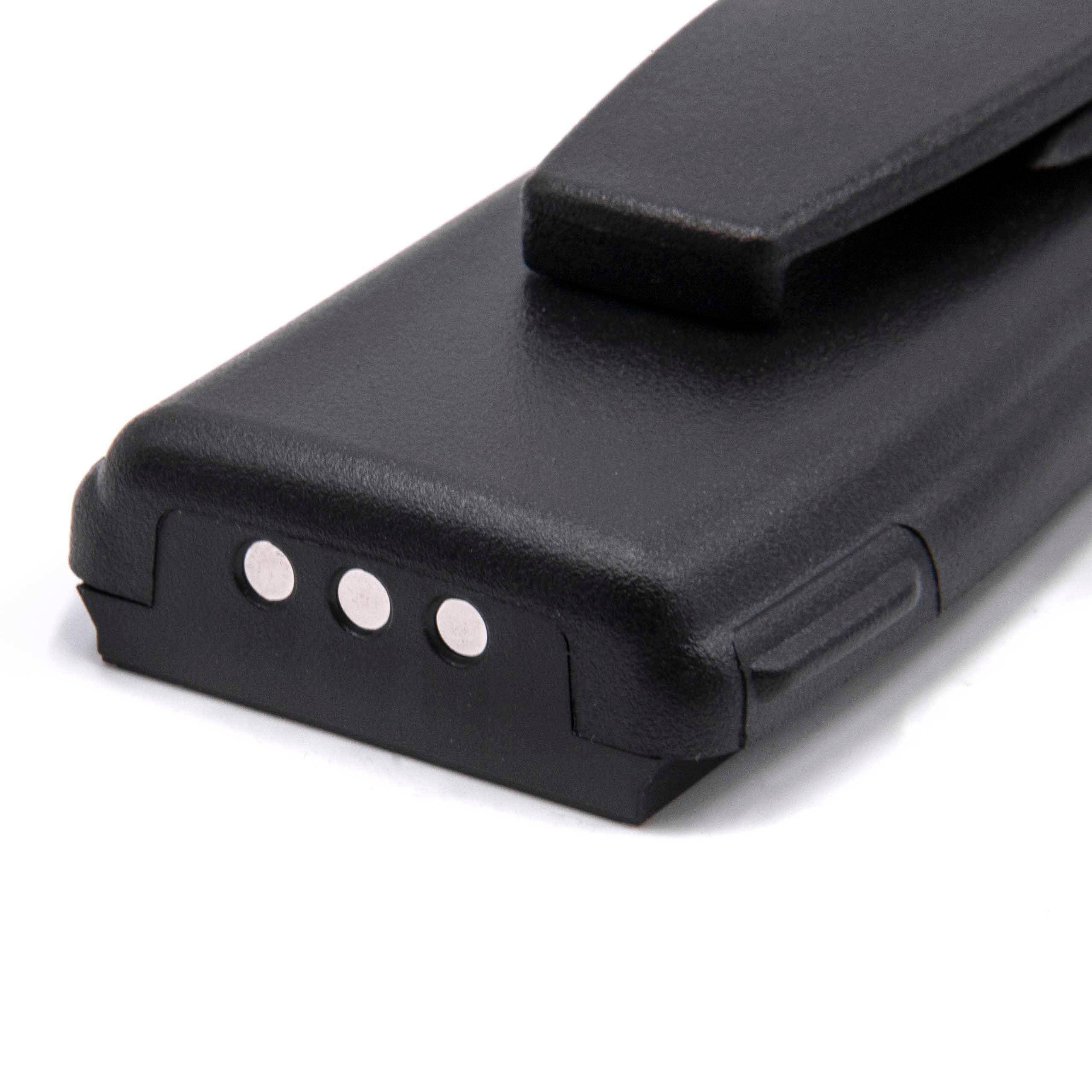 Eine schwarze Funkgeräte-Batterie mit zweiseitigem Einsatz mit Gürtelclip, bestehend aus drei Metallkontakten auf einer Seite.