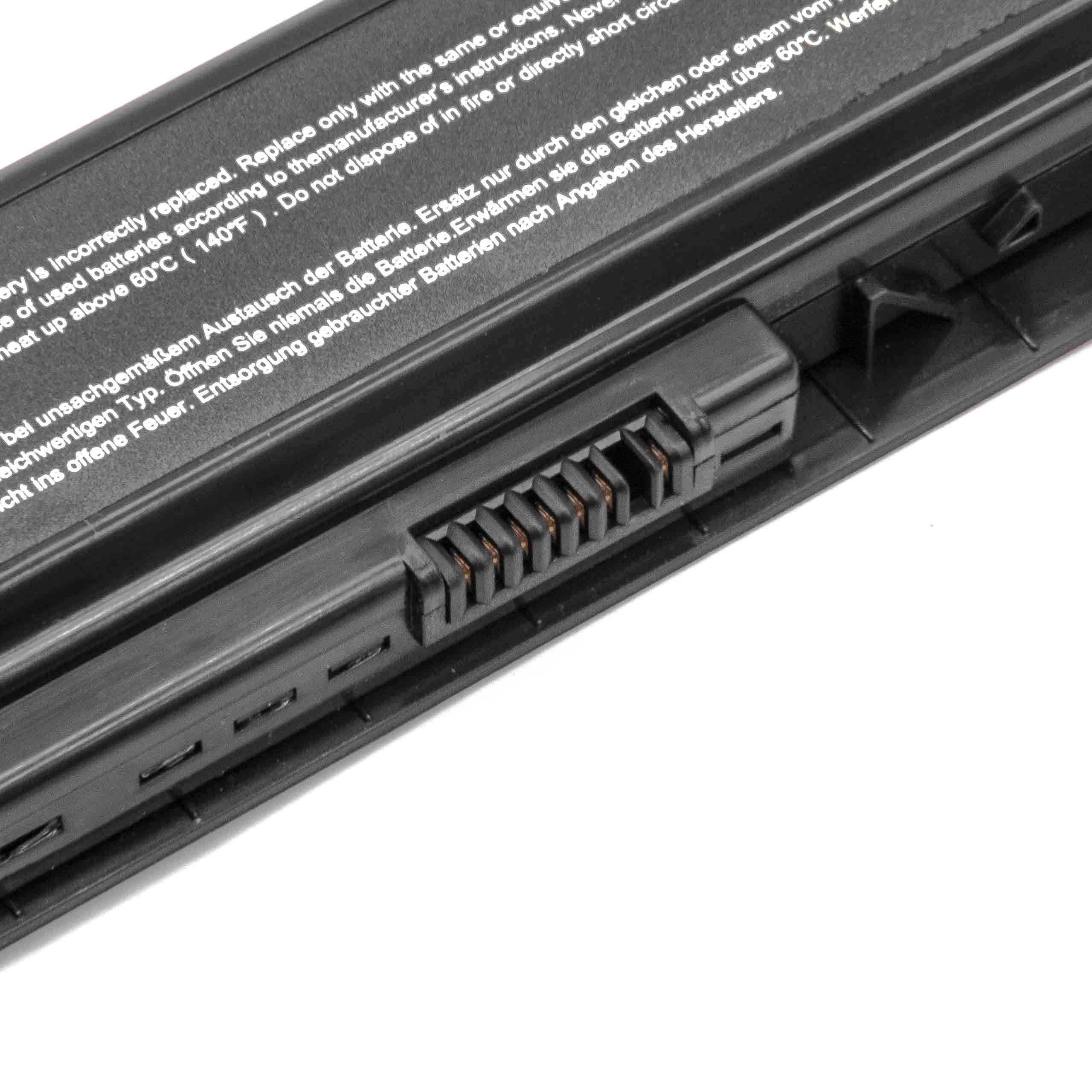 Nahaufnahme eines Laptop-Akkupacks mit Steckkontakten und auf dem schwarzen Gehäuse aufgedrucktem Sicherheitswarntext.
