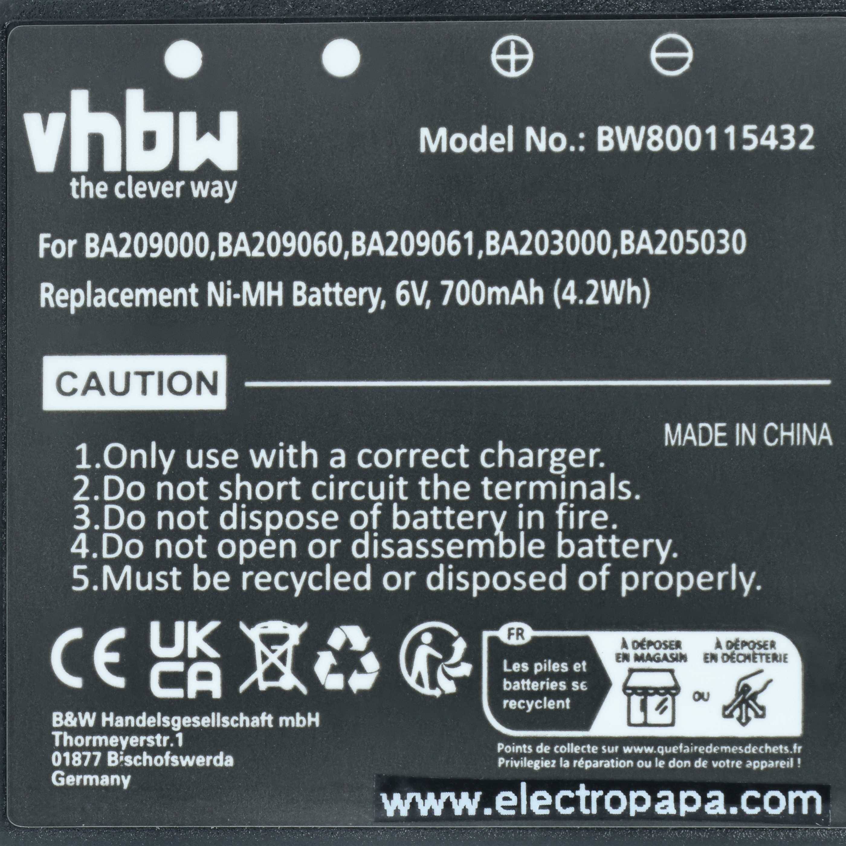 Eine Etikette an einer Batterie mit der Modellnummer BW800115432 zeigt, dass es sich um eine 6V, 700mAh Ni-MH Batterie handelt. Wichtige Richtlinien umfassen die Verwendung des korrekten Ladegeräts und das Verbot, die Batterie im Feuer zu entsorgen.