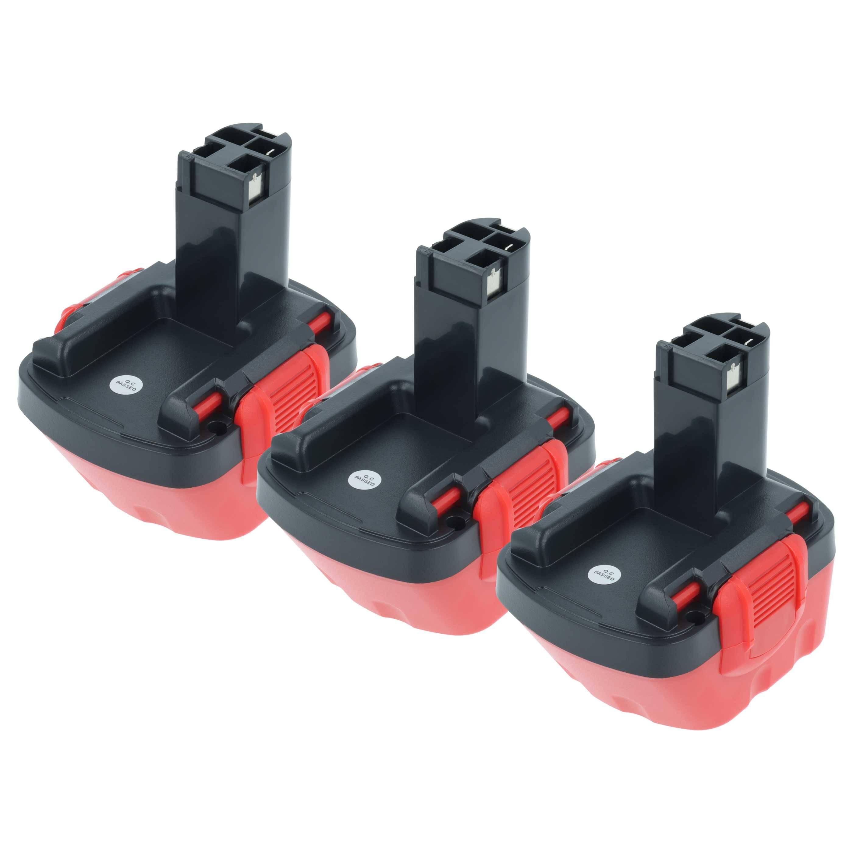 Drei rote und schwarze Akkus für Elektrowerkzeuge, die in einer Reihe ausgerichtet sind, jeder mit rechteckiger Form und Anschluss oben, vor einem weißen Hintergrund.