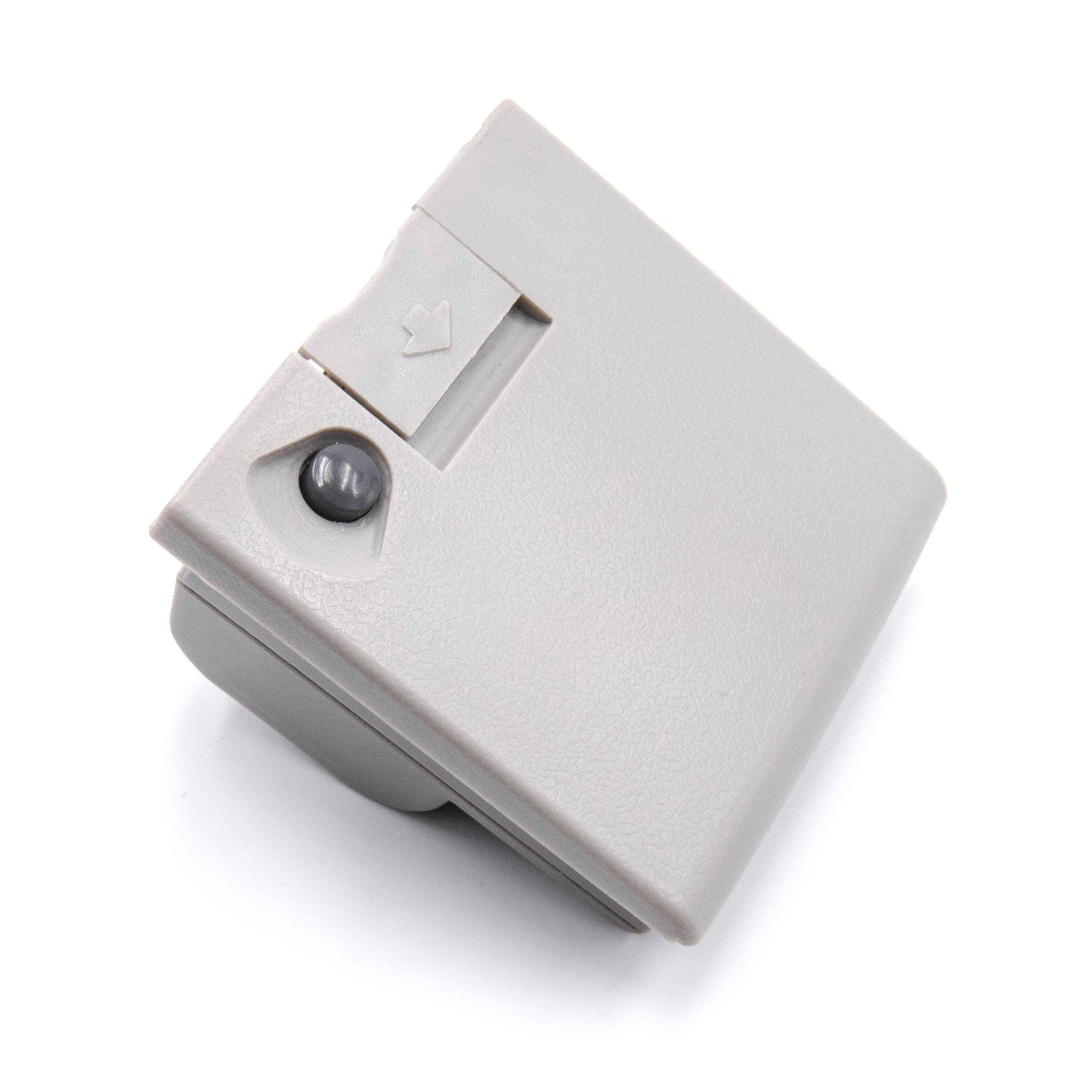 Eine graue, geschlossene Elektrosteckdose mit einem Knopf an der Seite, aus einem Winkel betrachtet.