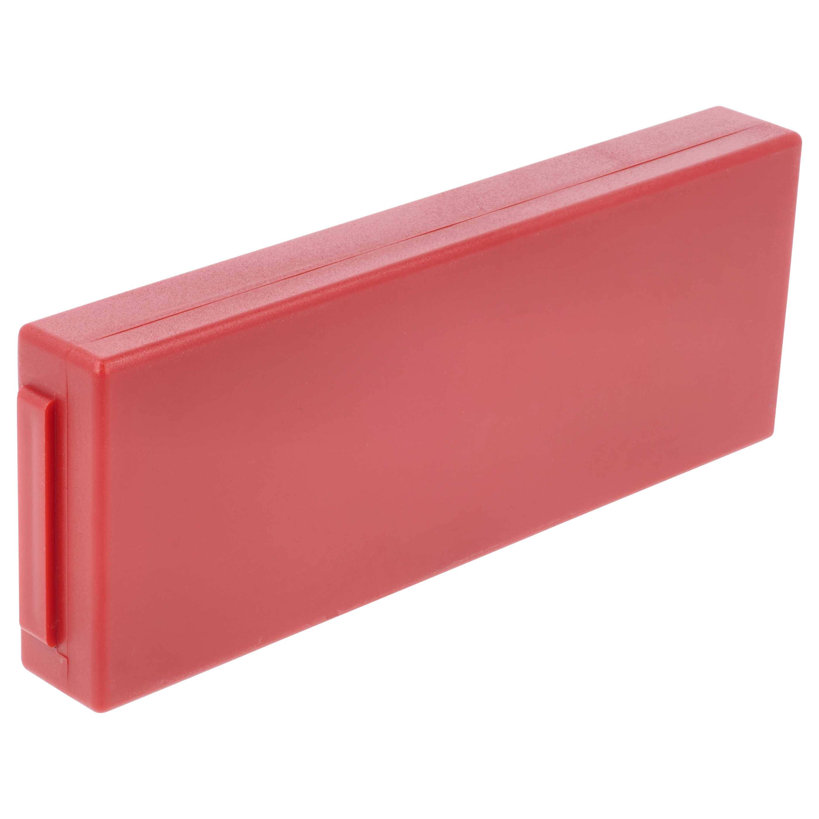 Eine rechteckige rote Plastikbox mit einem bündigen Griff an einer Seite, die häufig zum Aufbewahren von kleinen Werkzeugen oder Künstlerbedarf verwendet wird.