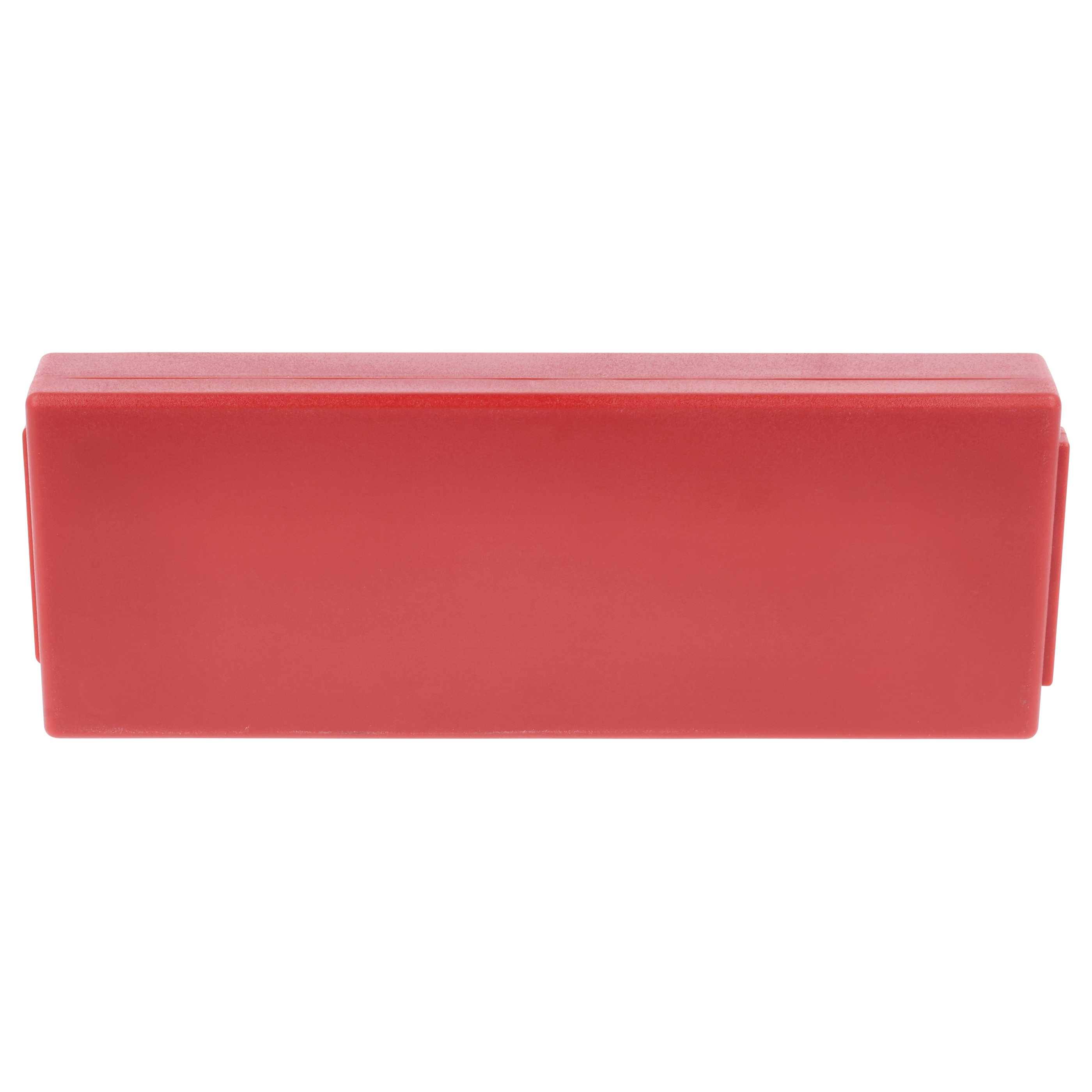 Ein roter rechteckiger Kunststoffkoffer mit flachem Deckel und abgerundeten Kanten, wahrscheinlich zum Aufbewahren von Werkzeugen oder kleinen Gegenständen.