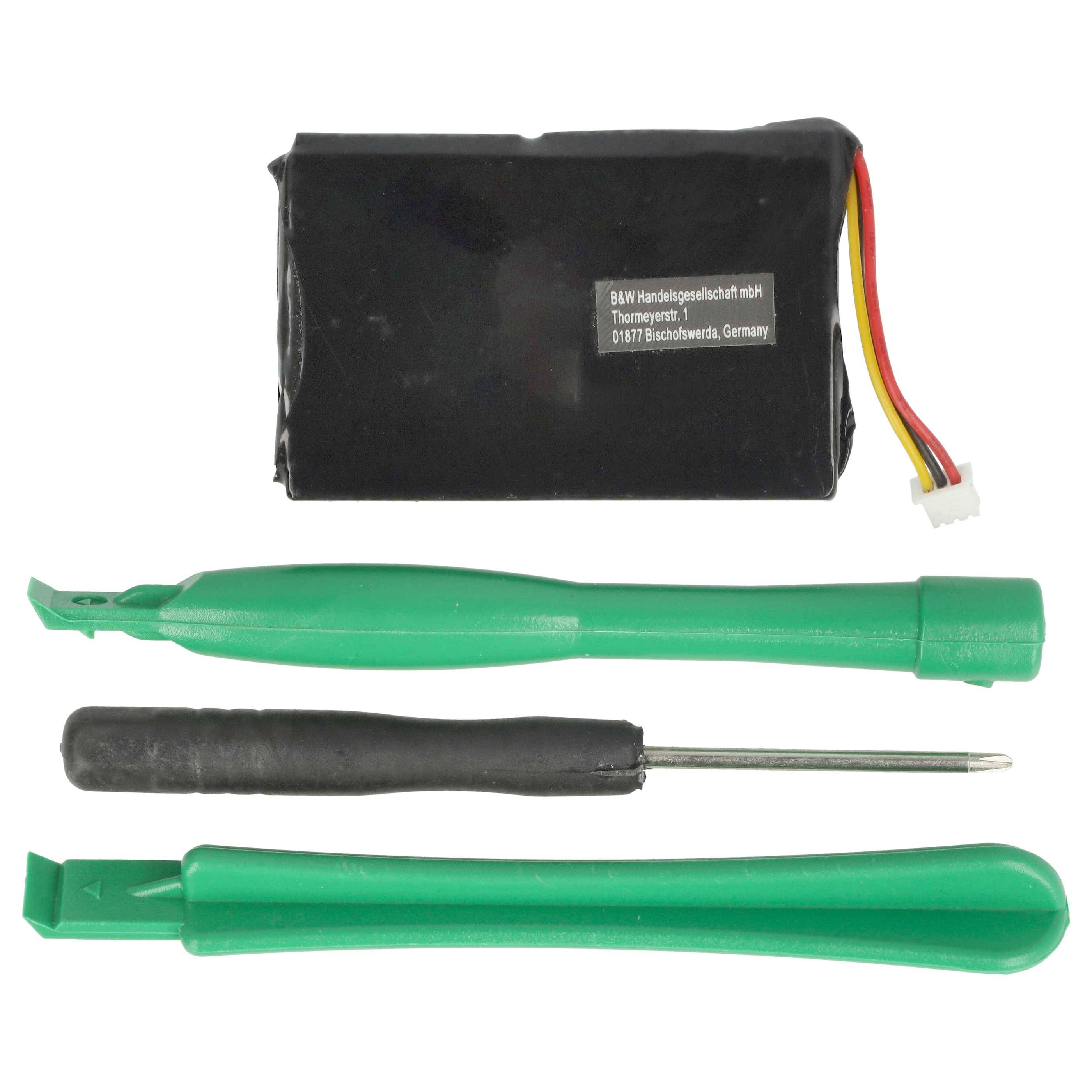 Ein Batteriepaket mit angebrachten Drähten, einem kleinen schwarzen Schraubendreher und zwei grünen Kunststoff-Öffnungswerkzeugen, angeordnet auf weißem Hintergrund.