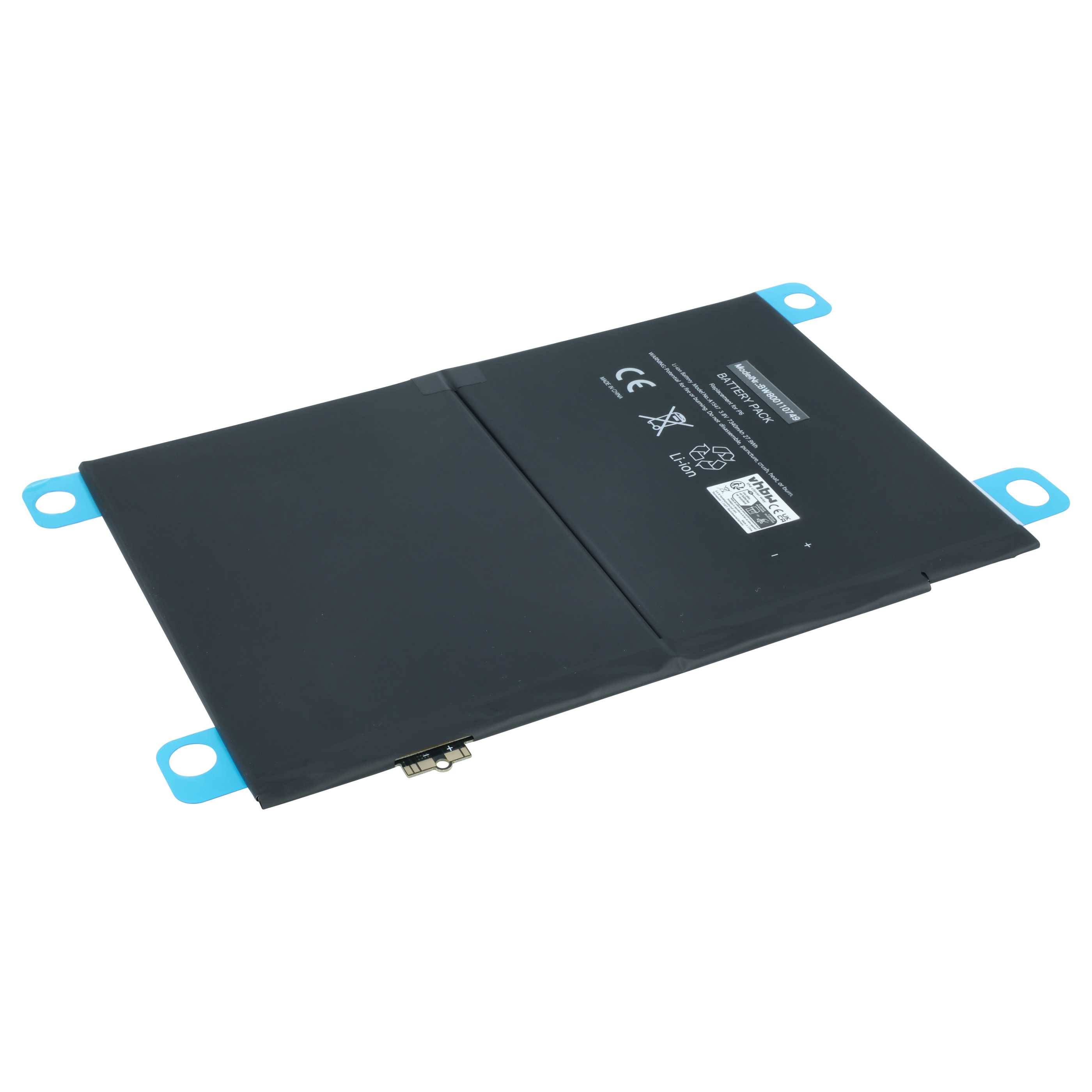 Ein rechteckiges, flaches elektronisches Gerät oder Batteriemodul mit blauen Laschen an jeder Ecke, versehen mit Etiketten und Regulierungssymbolen.
