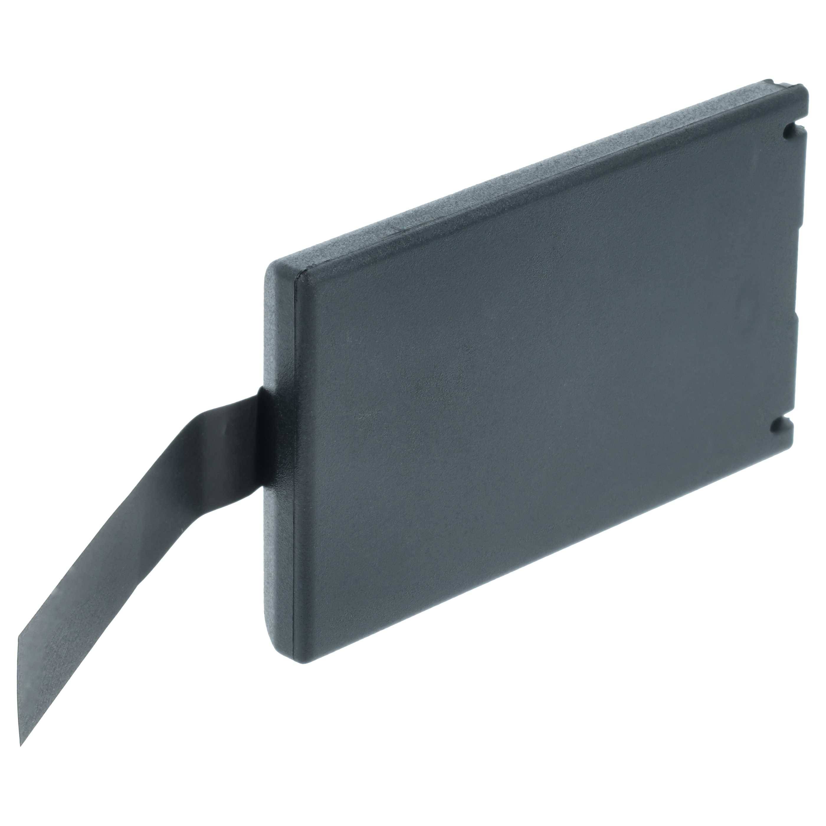 Ein schwarzes Plastikquaderobjekt mit einem langen, bandartigen Anhänger an der Seite.