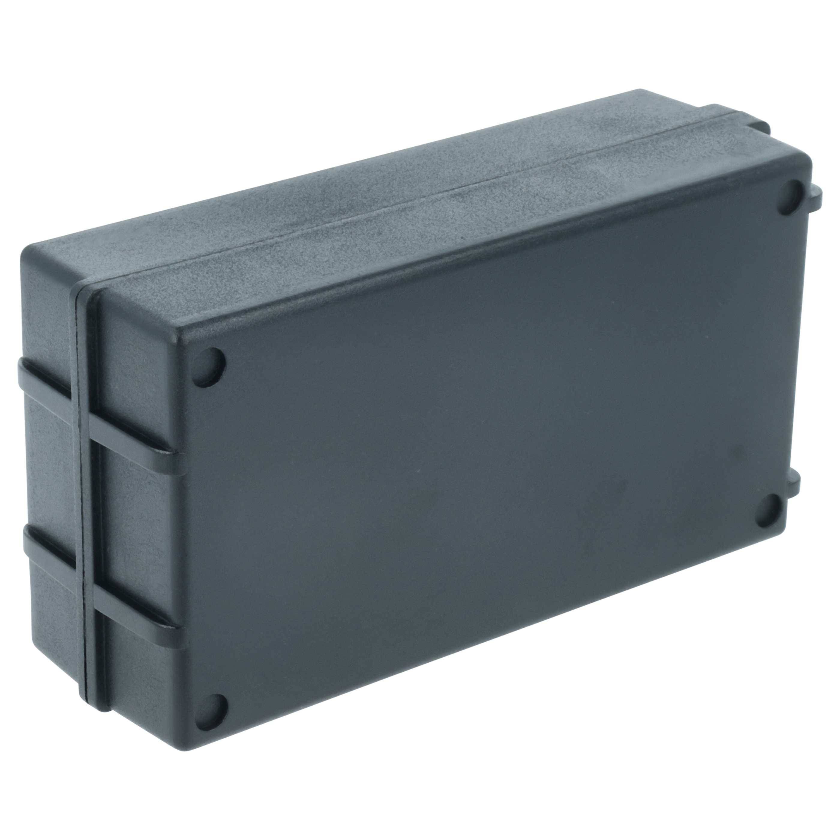 Eine schwarze, rechteckige elektronische Gehäusebox mit abgerundeten Kanten und vier Schraubenbefestigungen an den Ecken, entwickelt zum Schutz von elektronischen Komponenten.
