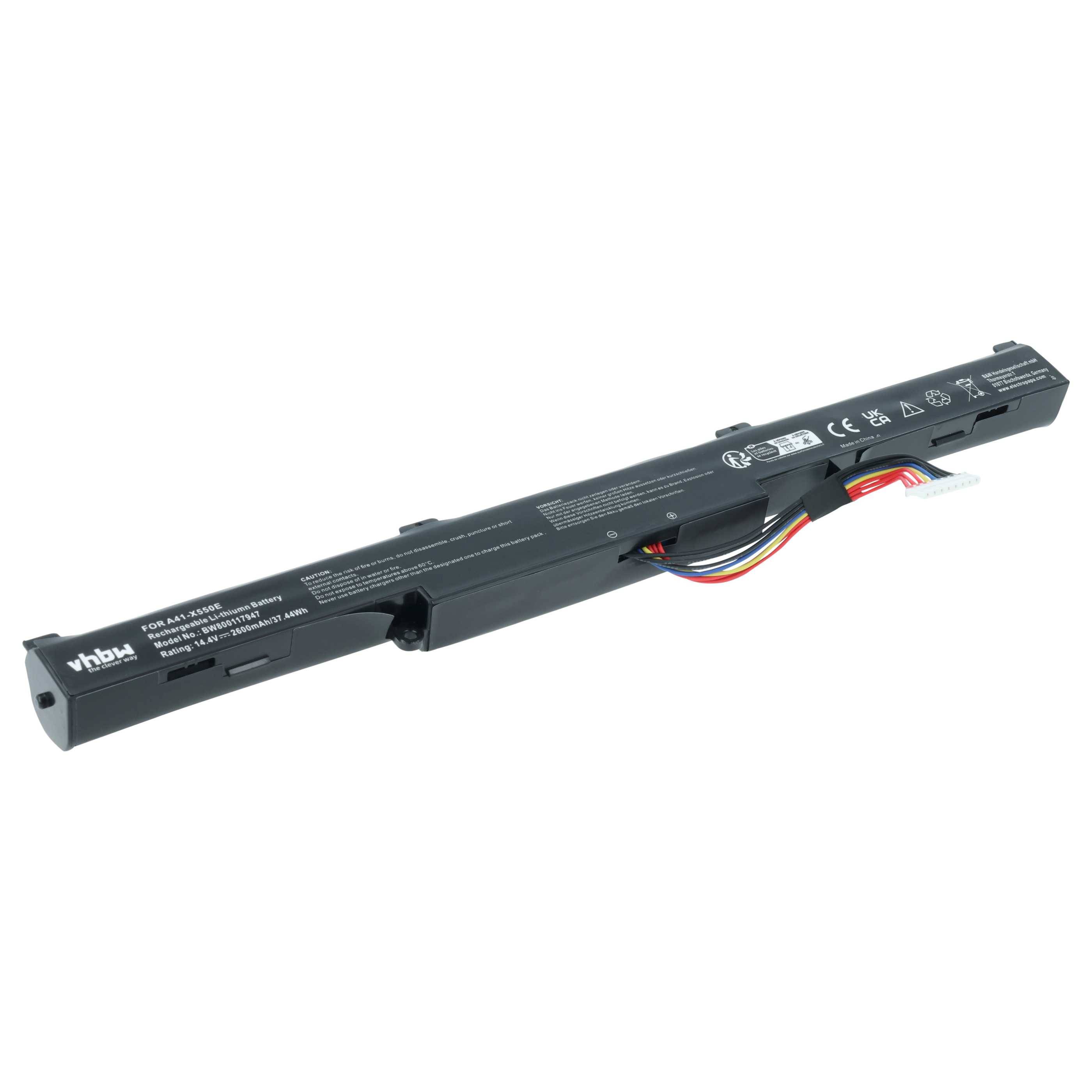 Eine lange, schwarze wiederaufladbare Laptop-Batterie mit angeschlossenen Drähten, die Sicherheitssymbole und eine Modellnummer zeigt, auf weißem Hintergrund.