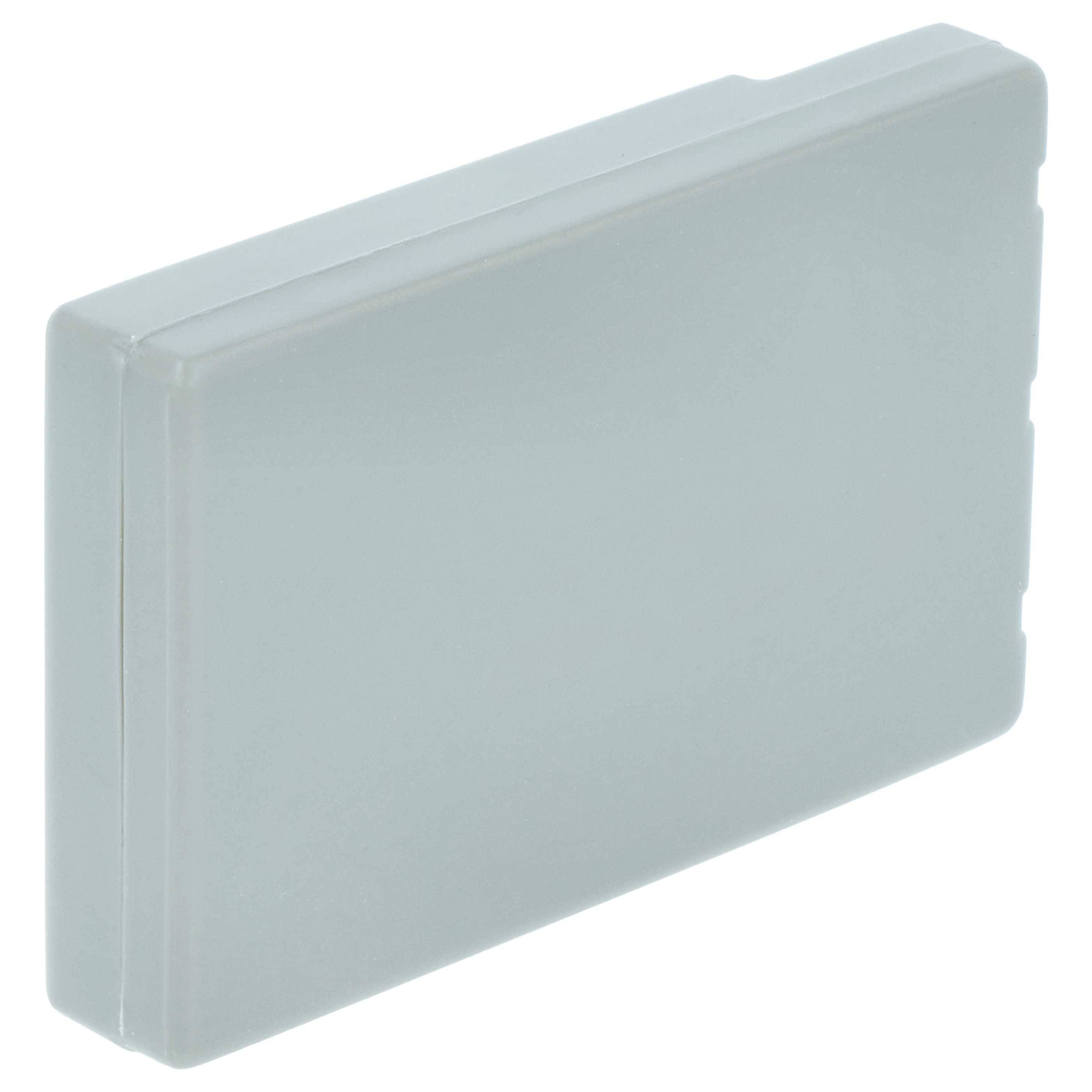 Eine schlichte, hellgraue rechteckige Box mit glatten Kanten, möglicherweise ein Etui oder Behälter, aus einer seitlichen Perspektive betrachtet.