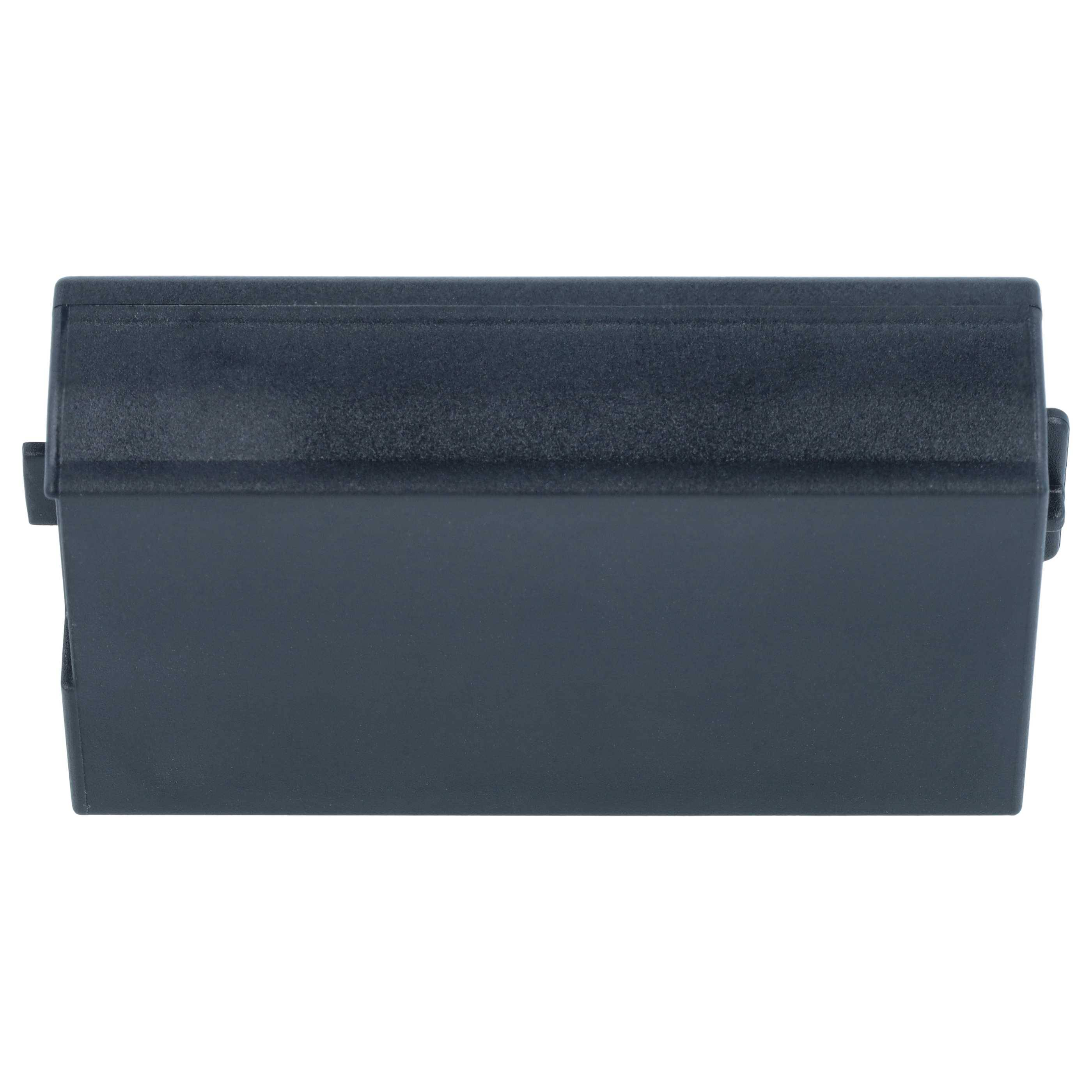 Dunkelblau rechteckige Clutch mit Umschlagklappe und seitlichem Riemen-Detail, gezeigt vor einfachem weißem Hintergrund.