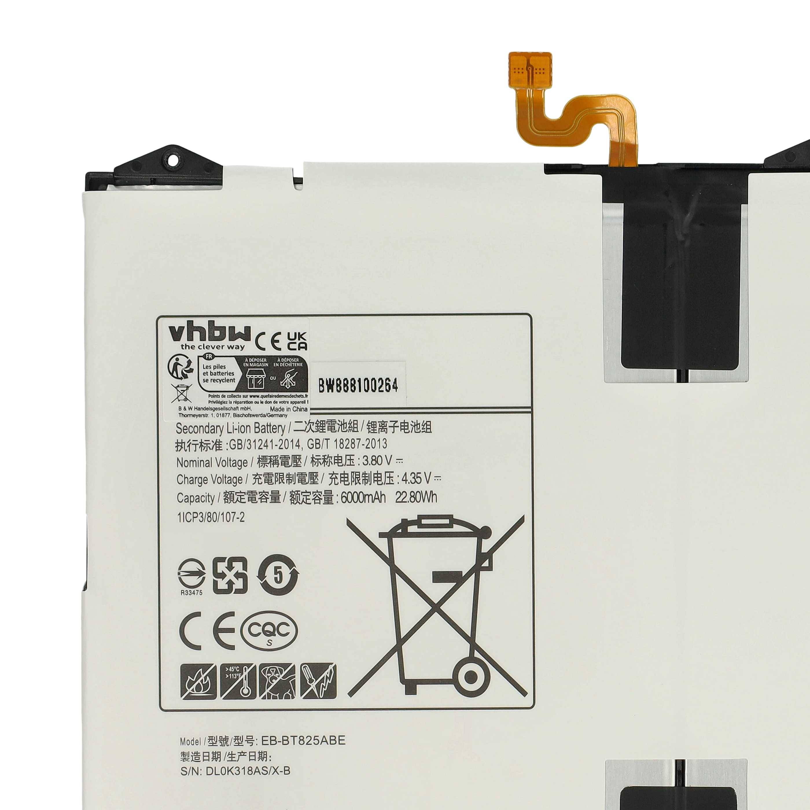 Weiße wiederaufladbare Batterie mit Etikett und Warnsymbolen, gezeigt mit einem flexiblen orange Anschluss oben.