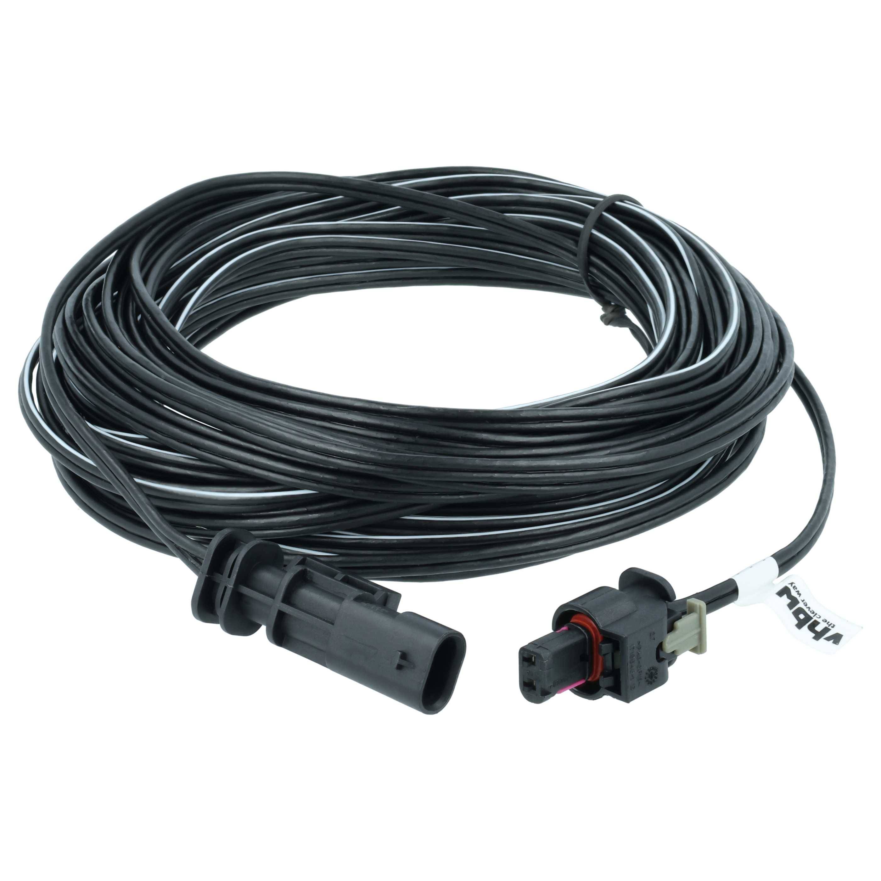 Ein aufgewickeltes Stück schwarzes Elektrokabel mit Steckverbindern an jedem Ende, beschriftet zur Kennzeichnung.