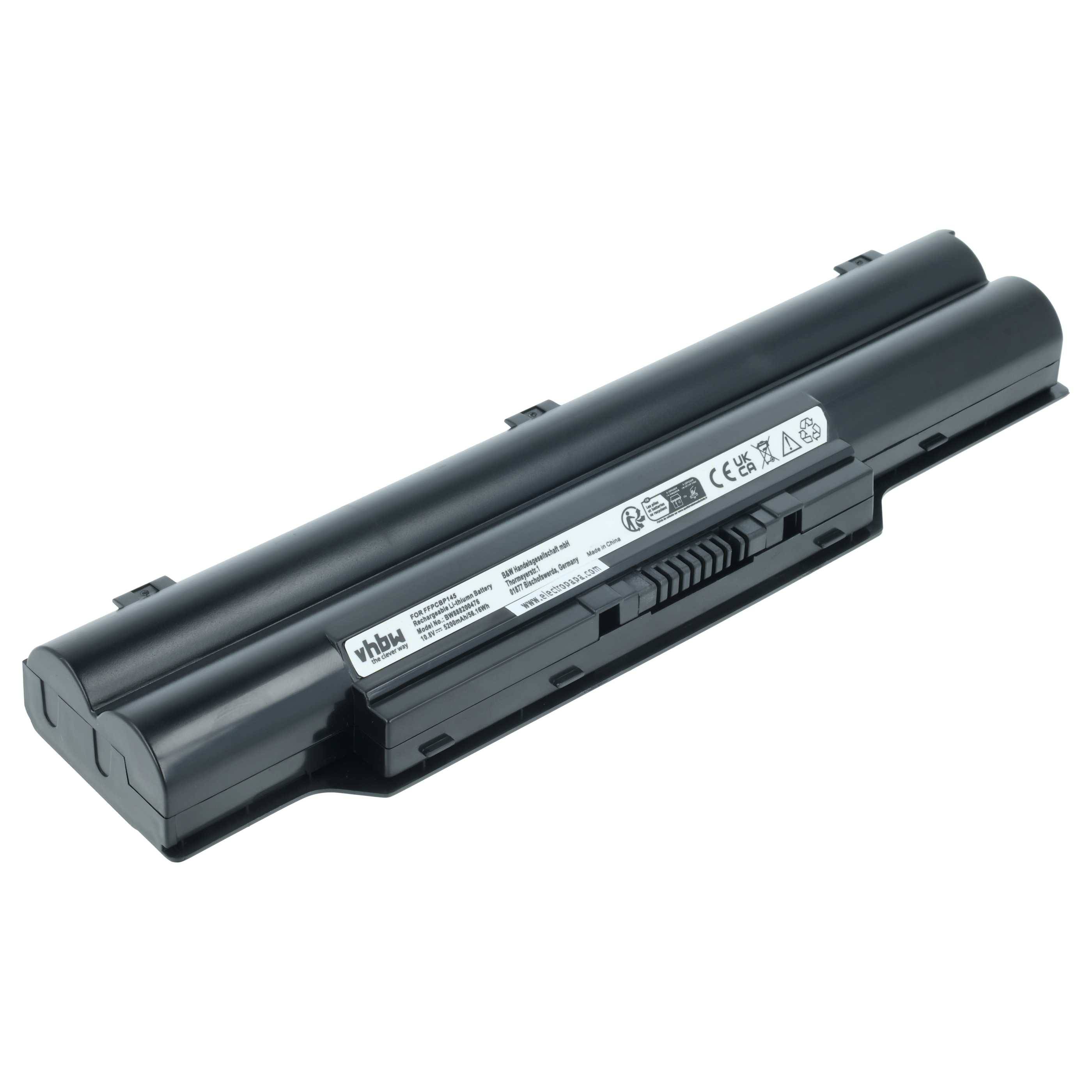 Eine schwarze Laptop-Batterie mit Etiketten, die technische Spezifikationen und Sicherheitssymbole anzeigen, aus einer Frontalansicht betrachtet.