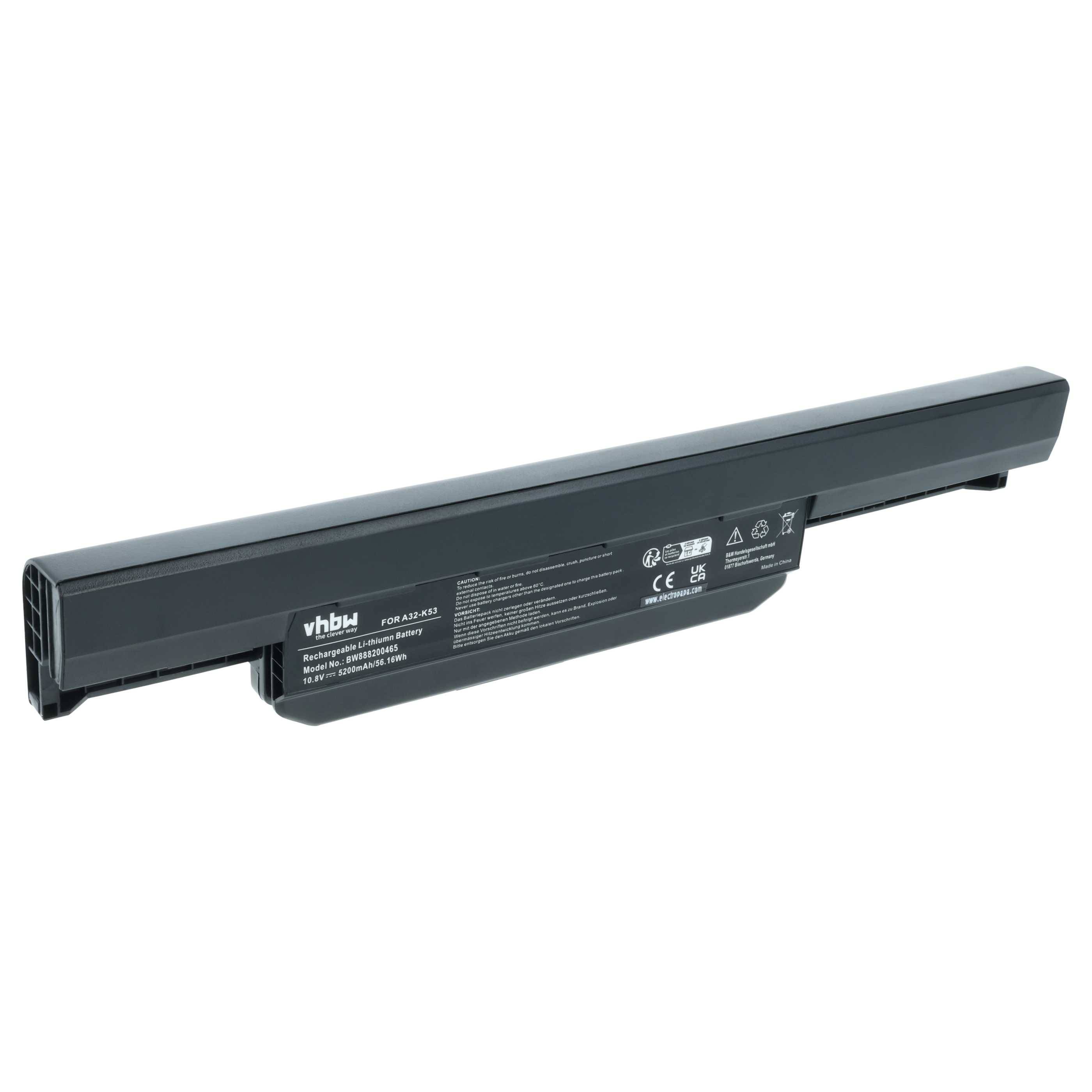 Eine schwarze Laptop-Batterie mit Etiketten und technischen Spezifikationen auf der Seite, einschließlich Markenname und Sicherheitssymbolen.