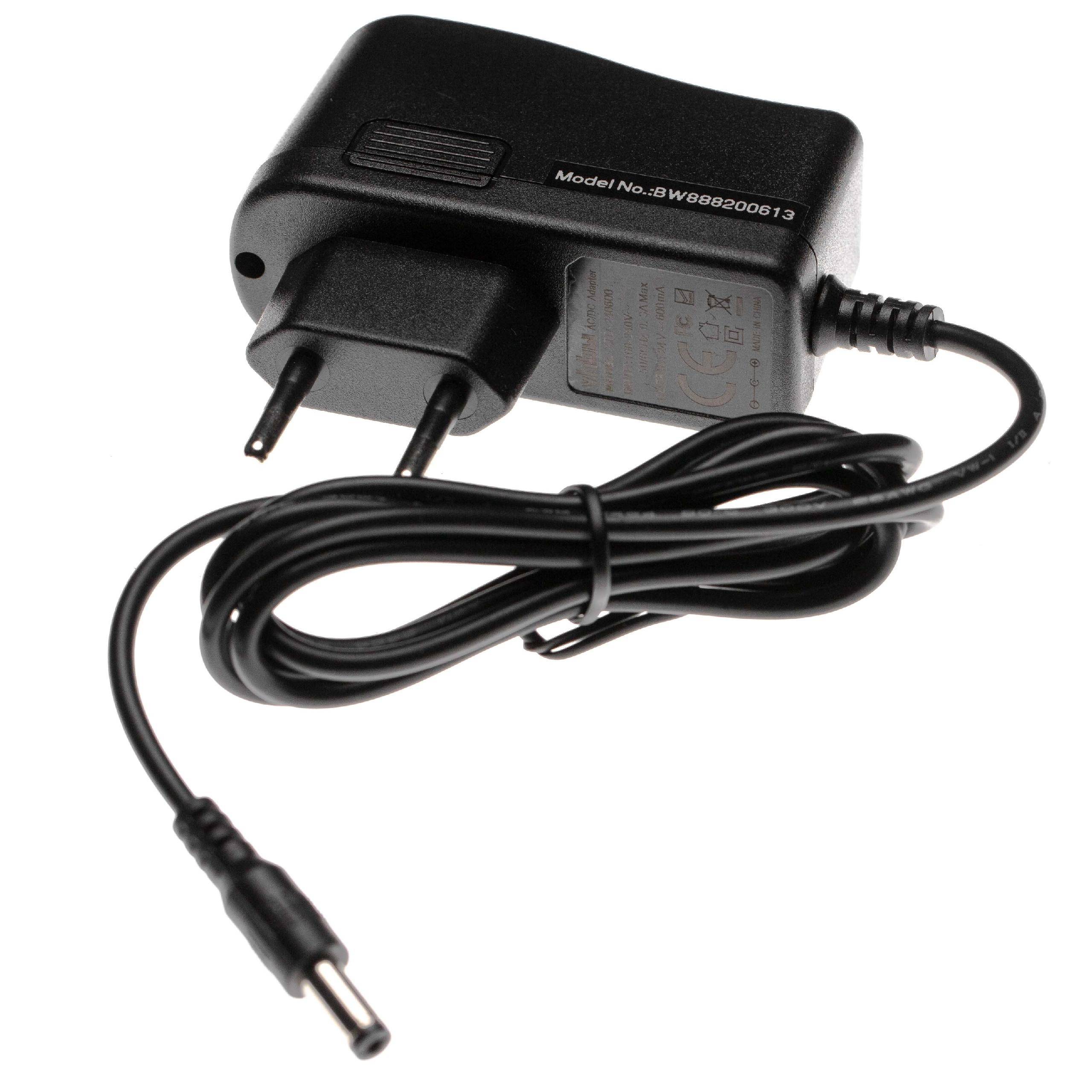 Ein schwarzes Wandladegerät mit zweipoliger Steckdose und einem aufgewickelten schwarzen Kabel, das einen kleinen runden Stecker hat. Die Modellnummer ist auf der Oberfläche sichtbar.