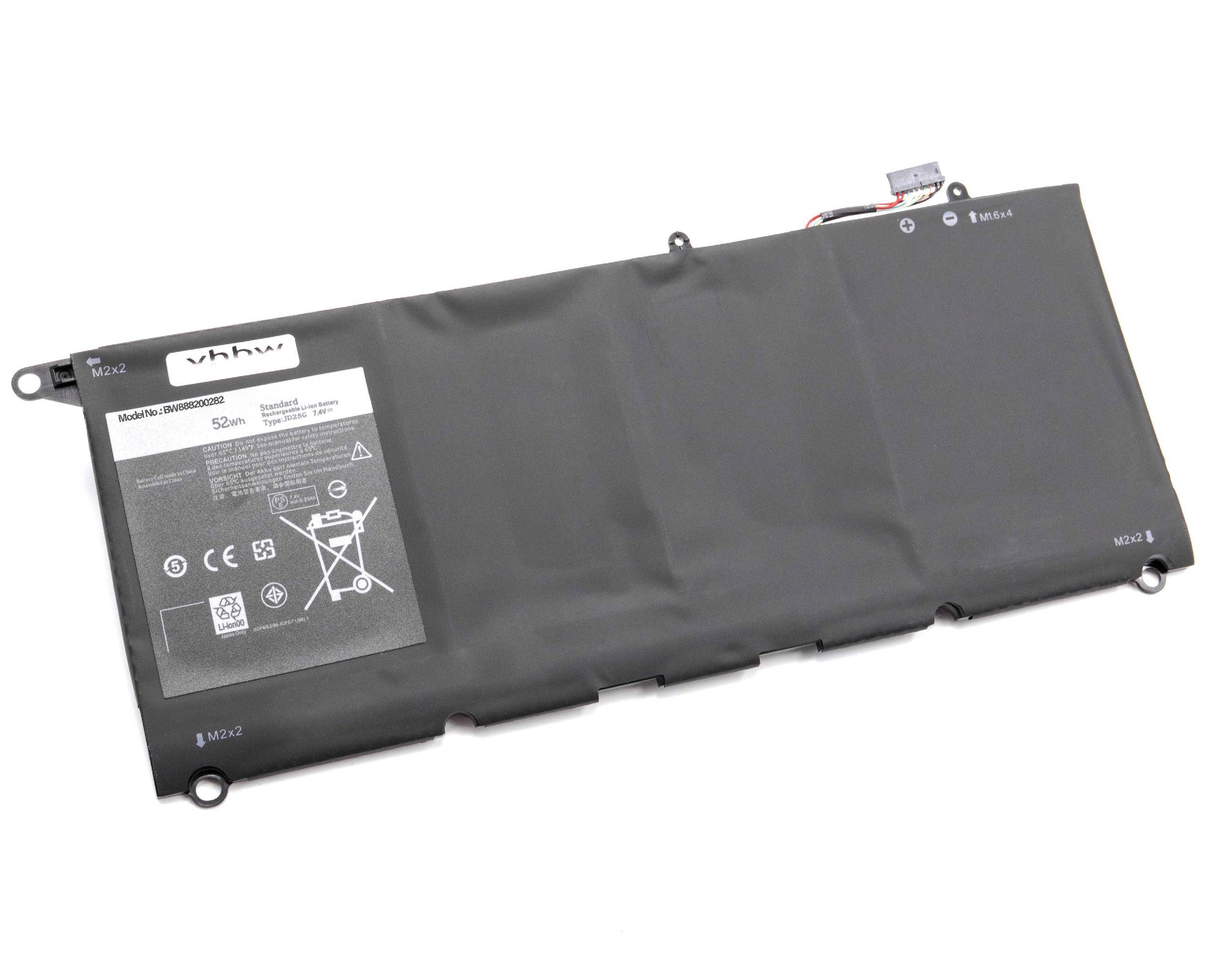 Eine schwarze, rechteckige Laptopbatterie mit einem Etikett, das Spezifikationen und Recycling-Symbole anzeigt, auf einer schlichten weißen Oberfläche platziert.
