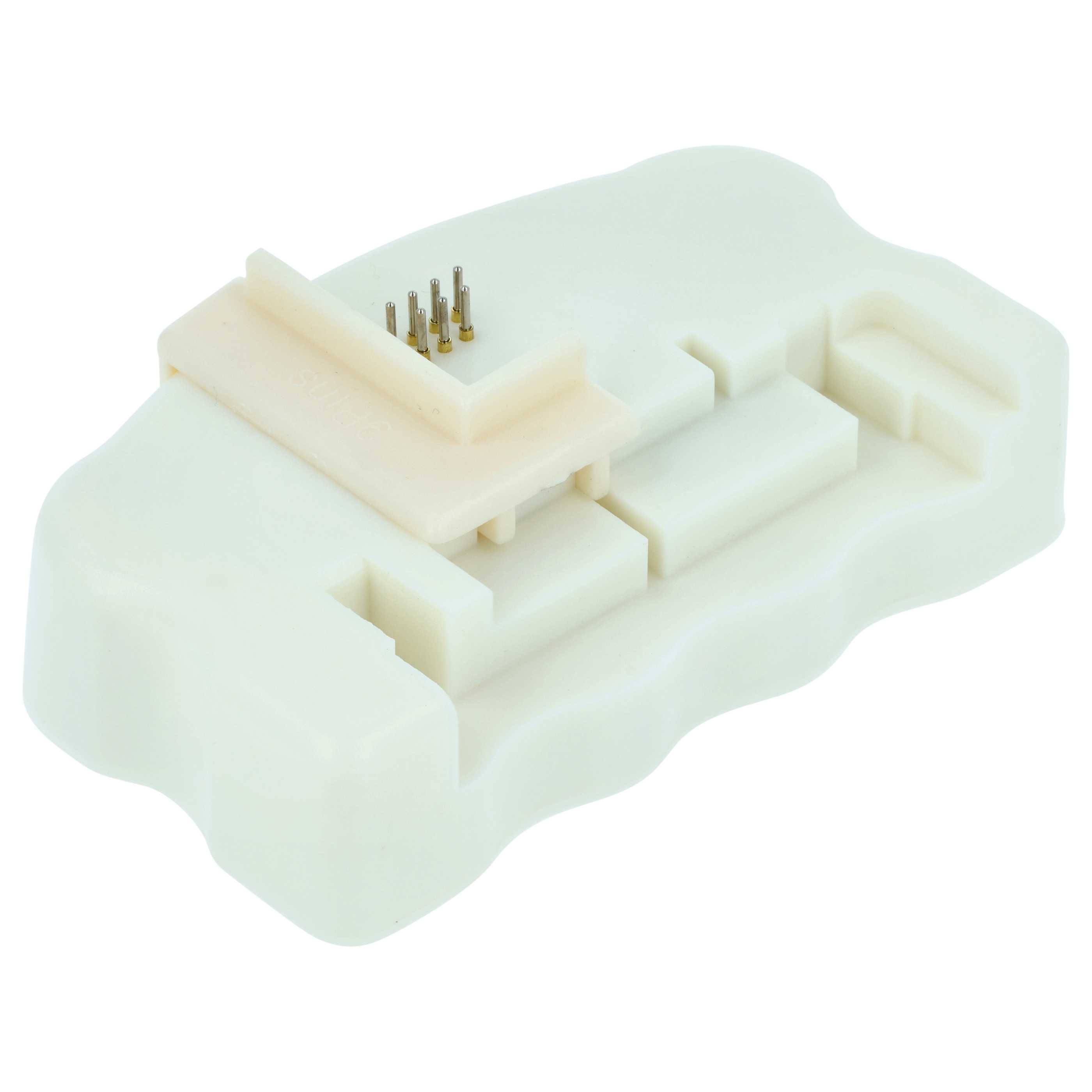Weißer Kunststoff-Automotive-Sensorstecker mit mehreren Anschlüssen, verwendet für Fahrzeugelektronik, von einer schrägen Seitenansicht aus gezeigt.