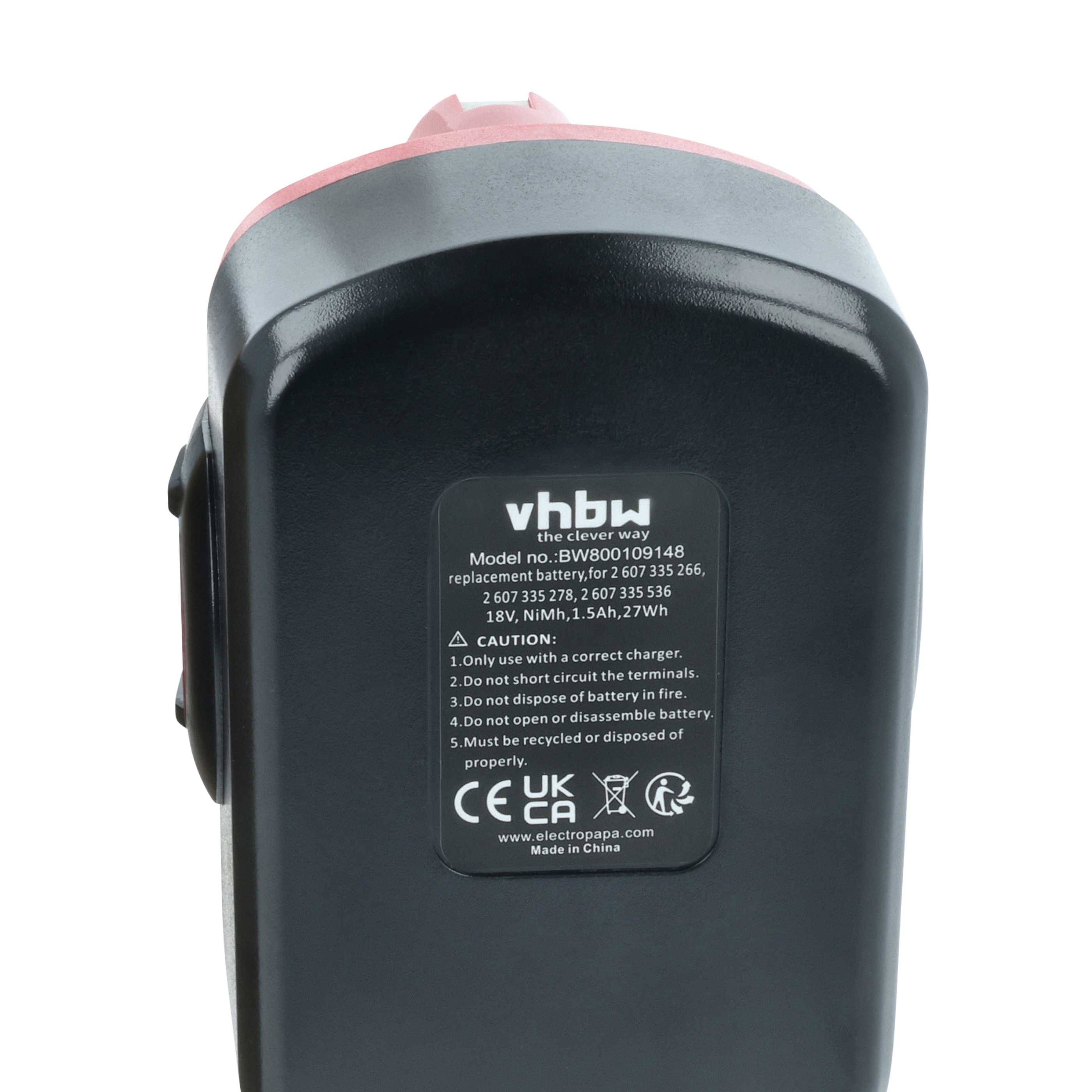 Ein schwarzer rechteckiger Akkupack mit einer Modellnummer und Sicherheitshinweisen auf dem Etikett, versehen mit CE- und UKCA-Konformitätszeichen.