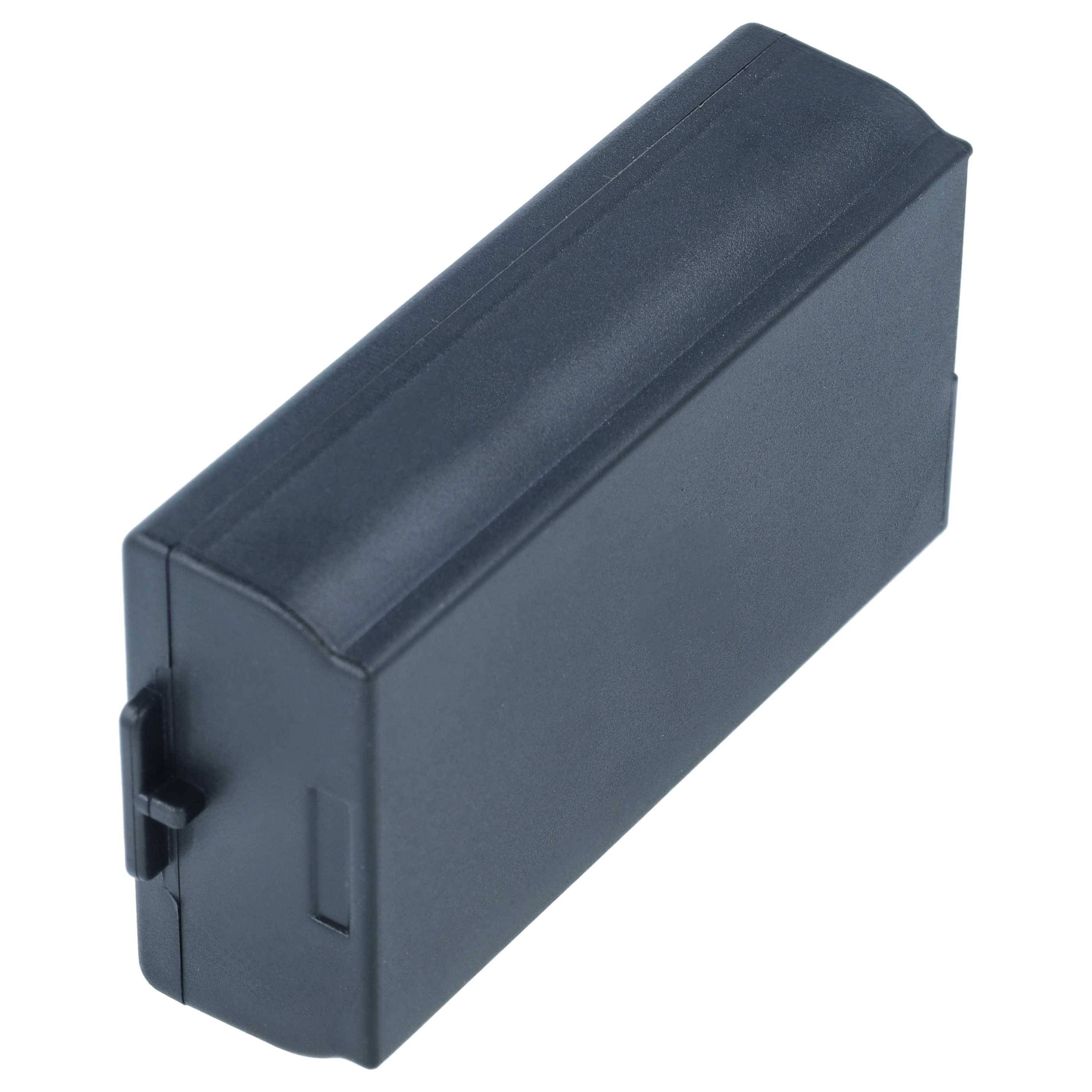Schwarzes rechteckiges Batteriestromaggregat mit einer Verschlusszunge, isoliert auf weißem Hintergrund dargestellt.