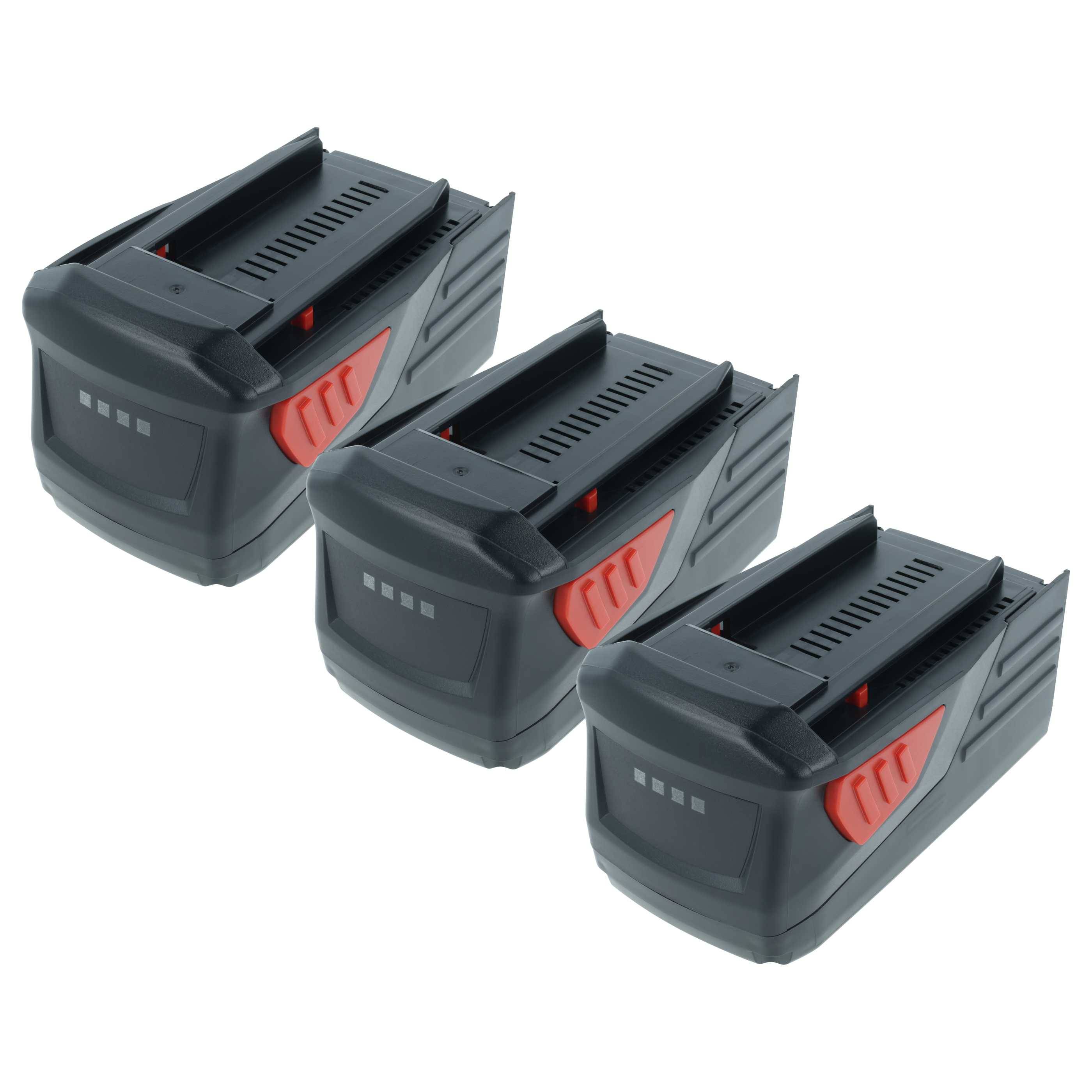 Drei schwarze Akku-Werkzeugbatterien mit roten Akzenten, die in einer Reihe vor einem weißen Hintergrund gestapelt sind.
