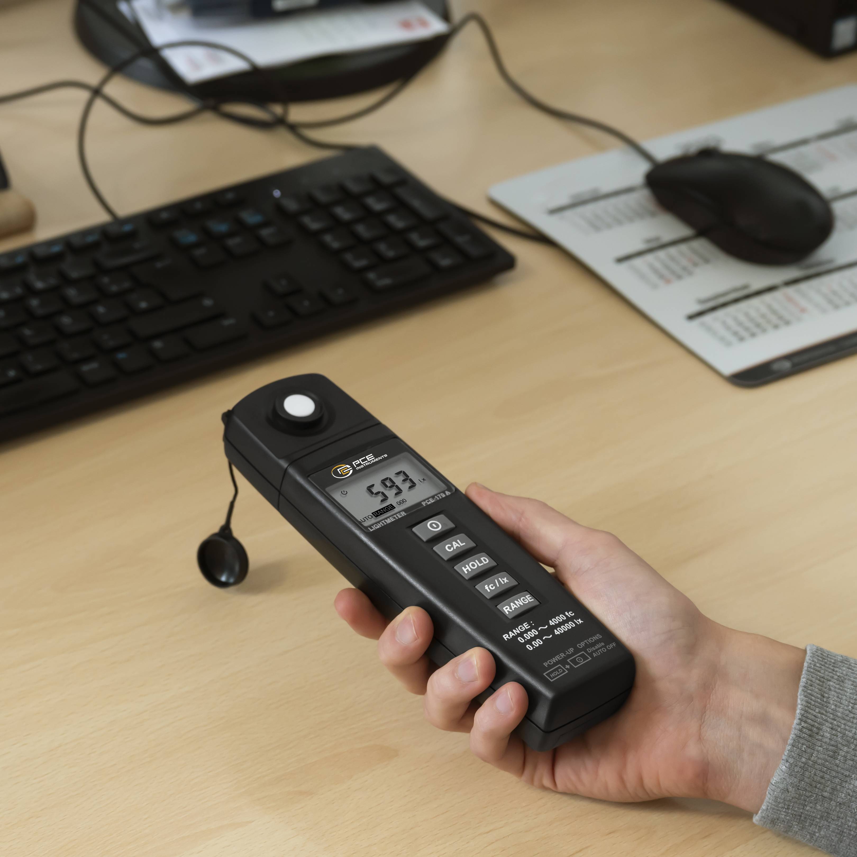 Eine Person hält ein digitales Gerät, auf dessen Bildschirm 