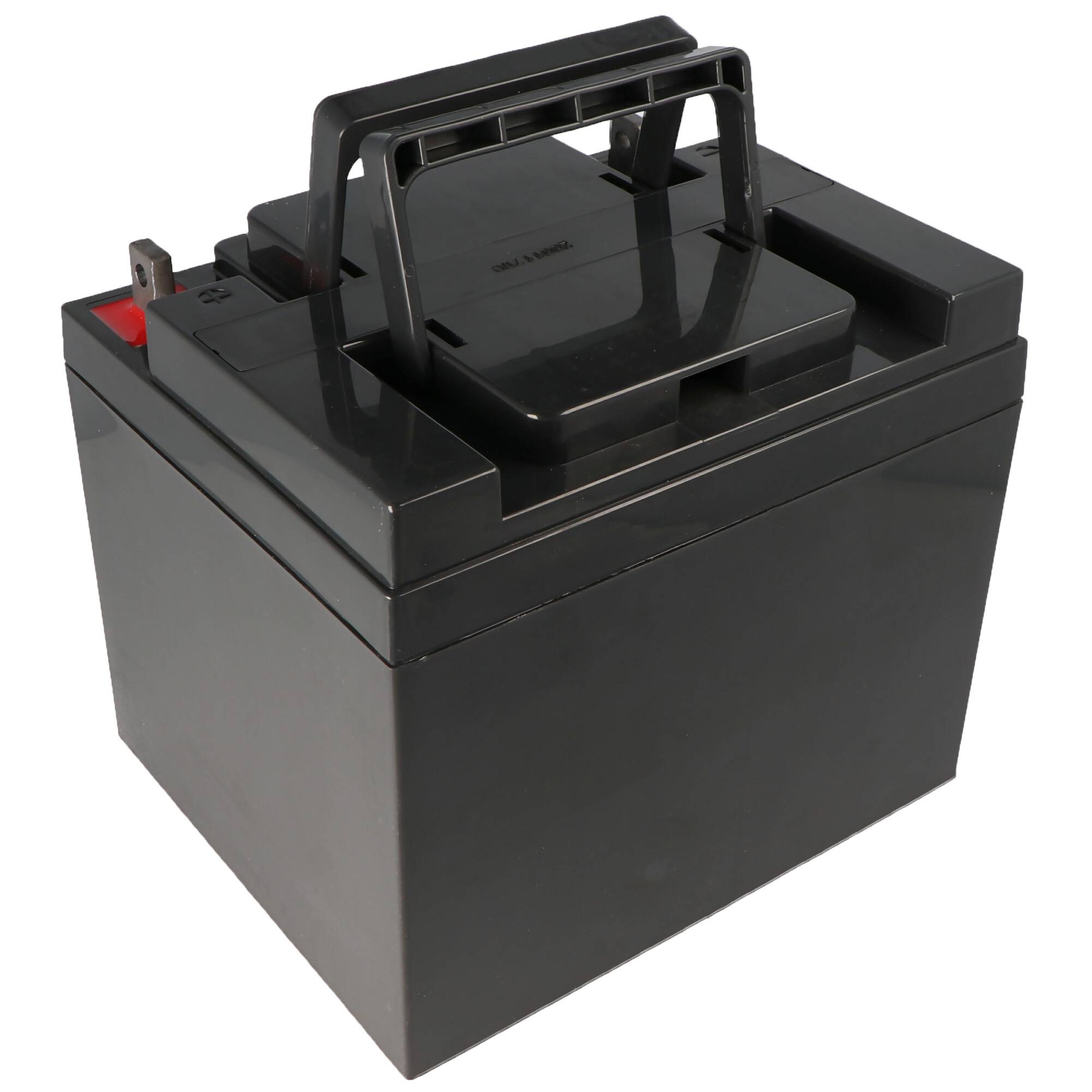 Schwarze rechteckige Batterie mit oberen Griff und Anschlussposten, auf weißem Hintergrund dargestellt.