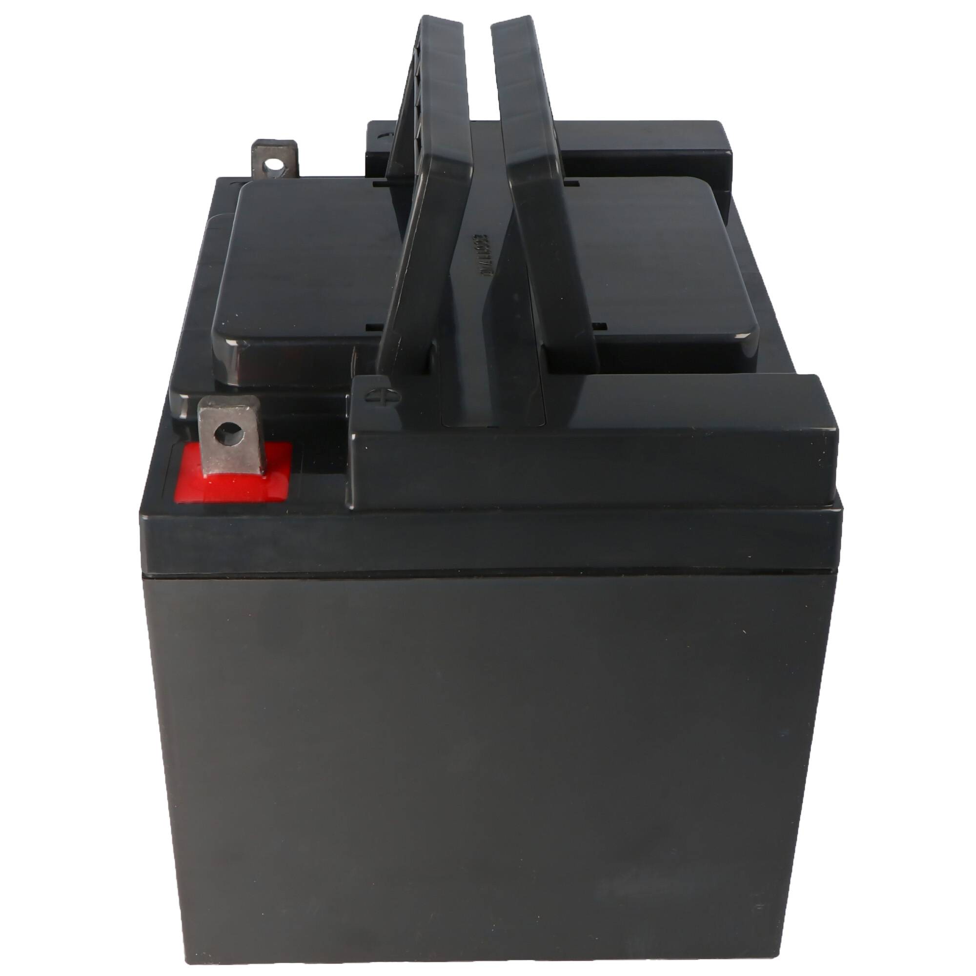 Schwarze versiegelte Batterie mit Tragegriff oben und Metallklemmen auf weißem Hintergrund.