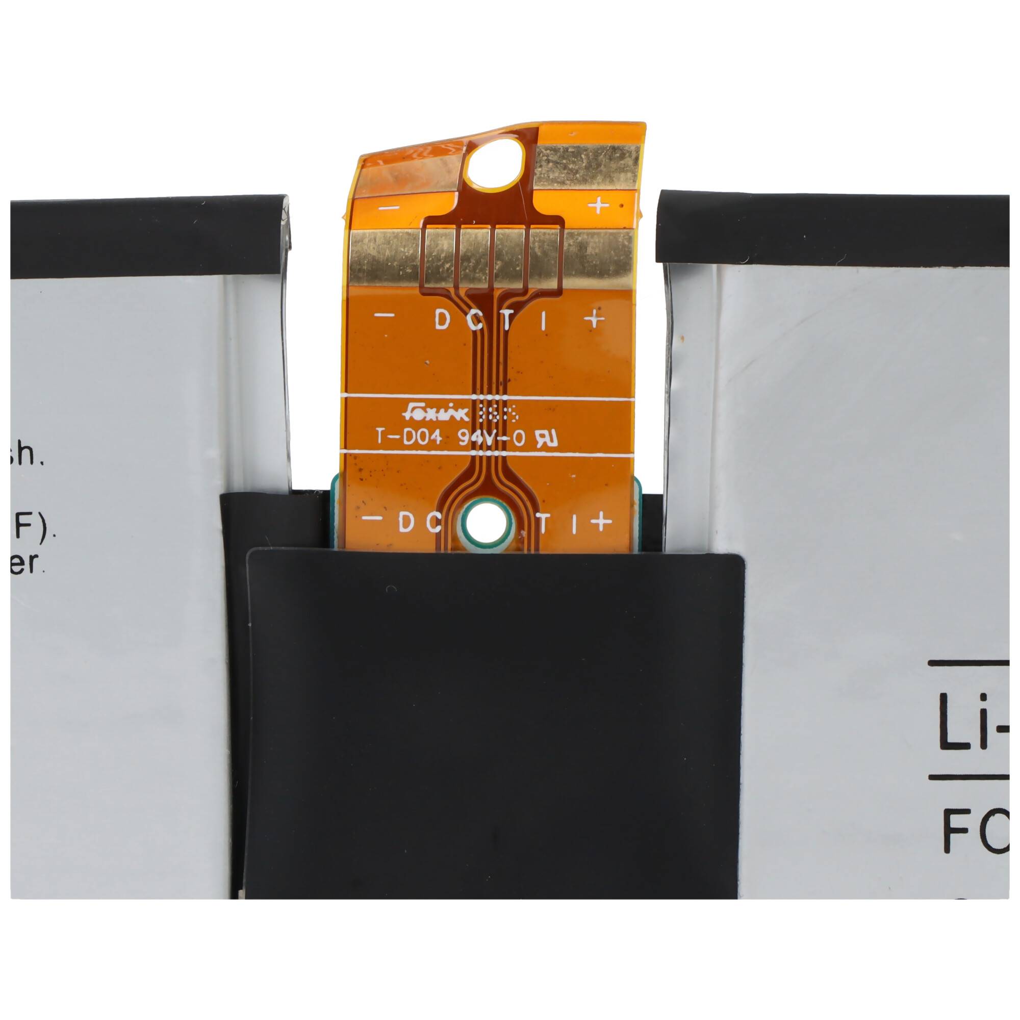 Nahaufnahme eines Batteriepacks-Steckerkontakts mit orangefarbener Leiterplatte zwischen zwei silbernen Batteriezellen, die positive und negative Anschlüsse zeigt.