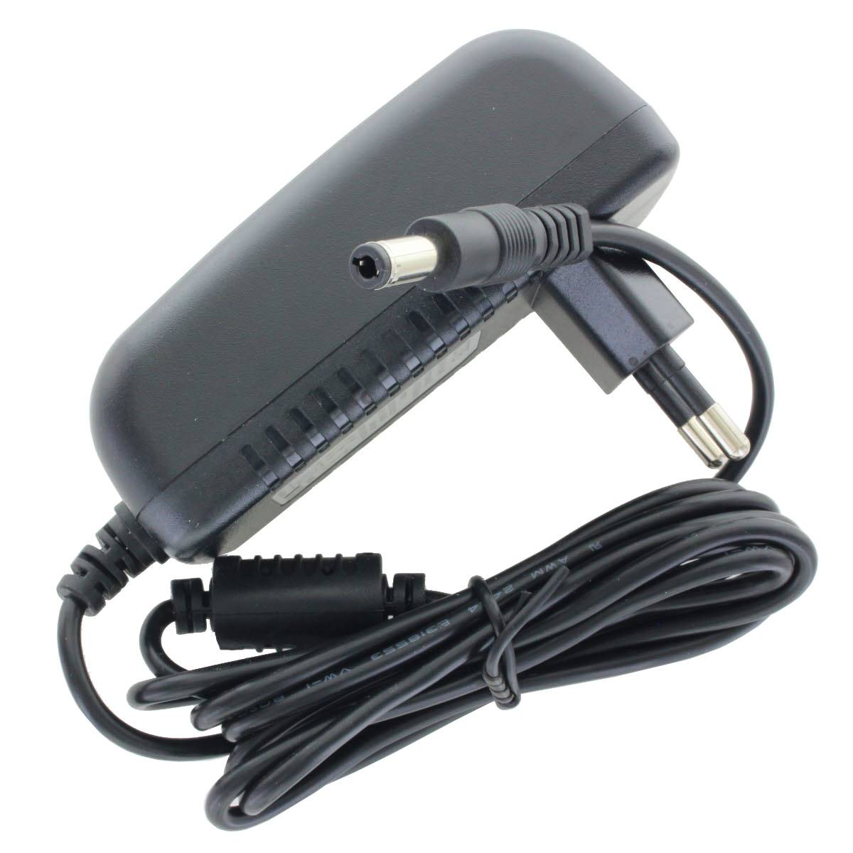 Schwarzer Netzteil mit angeschlossenem Kabel und Stecker auf weißem Hintergrund.