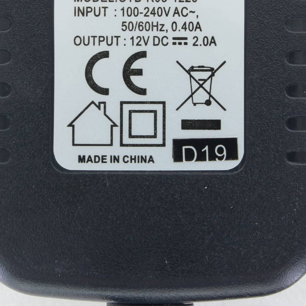 Nahaufnahme eines Netzteilaufklebers mit folgenden Angaben: Eingang 100-240V AC 50/60Hz 0,40A, Ausgang 12V DC 2,0A, CE- und Entsorgungssymbole sowie die Aufschrift „MADE IN CHINA
