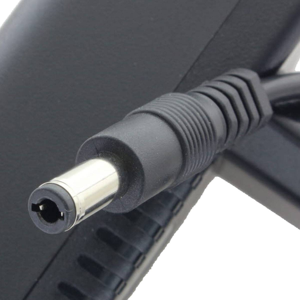 Nahaufnahme eines schwarzen DC-Stromstecker-Hohlsteckers mit Metalltip und gerippter Kabelentlastung.