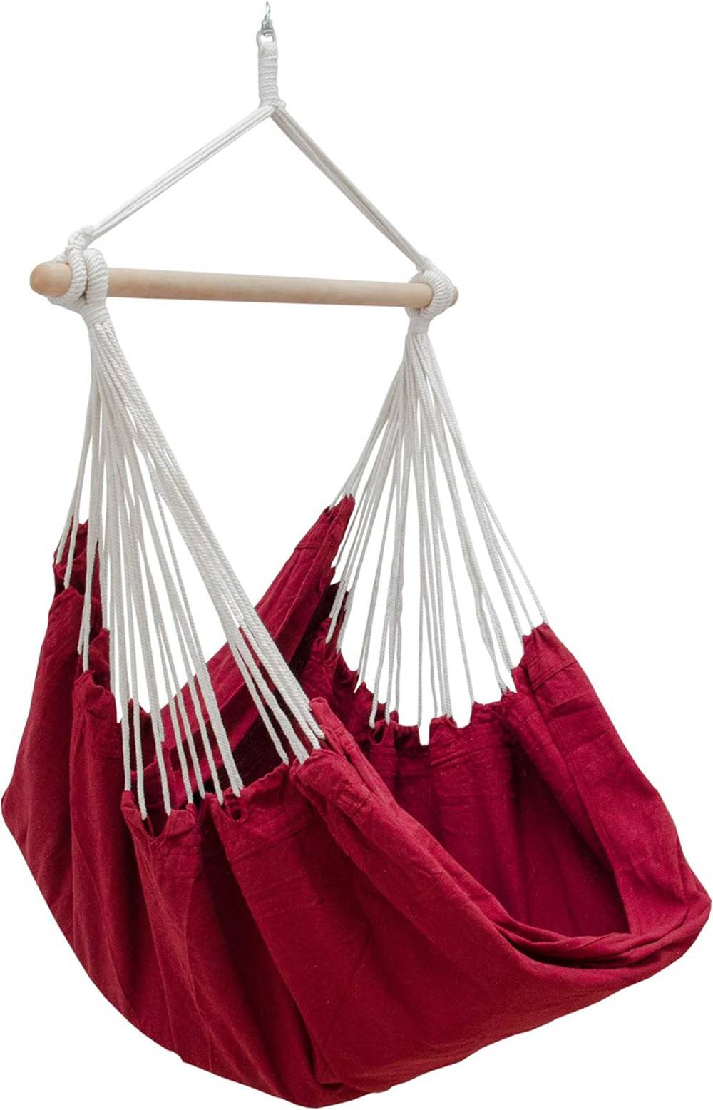 Roter Stoffhängesessel mit weißen Seilen und Holzspreizbügel, hängend vor weißem Hintergrund.
