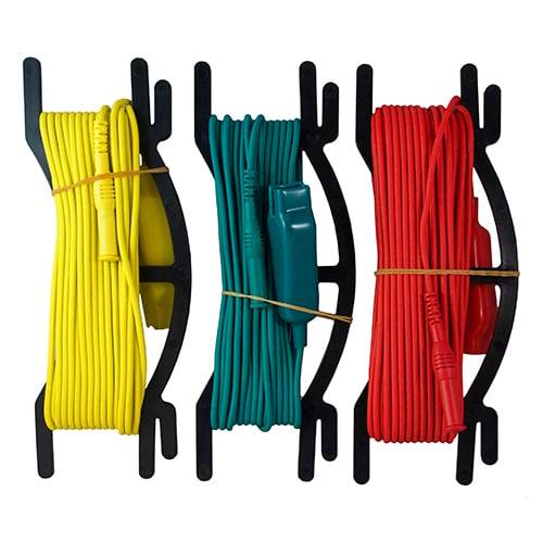 Drei Sätze von Schnüren auf Haltern: eine gelbe, eine blaugrüne und eine rote. Jede Schnur ist sorgfältig aufgewickelt und mit Gummibändern gesichert.