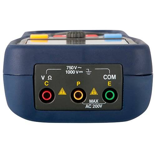 Ein digitales Multimeter mit Eingangsanschlüssen mit den Bezeichnungen V, Ω und COM zum Messen von Spannung, Widerstand und gemeinsamer Masse.