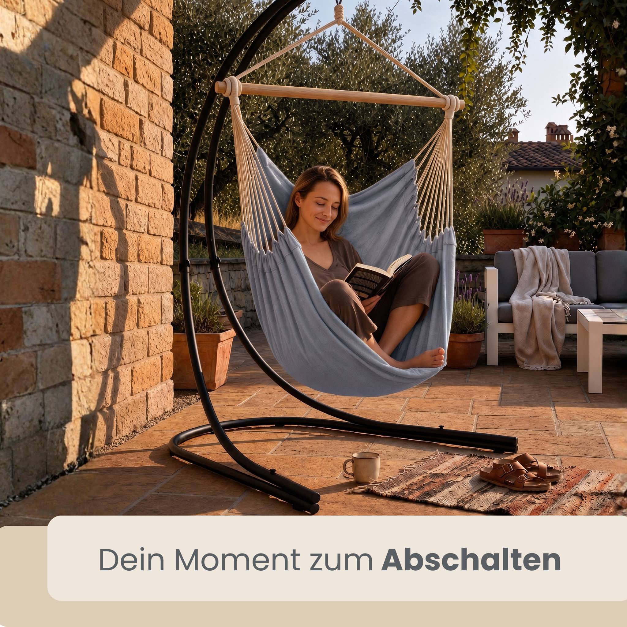 Frau liest in einem hängenden Hängesessel auf einer sonnigen Terrasse, mit dem Slogan 