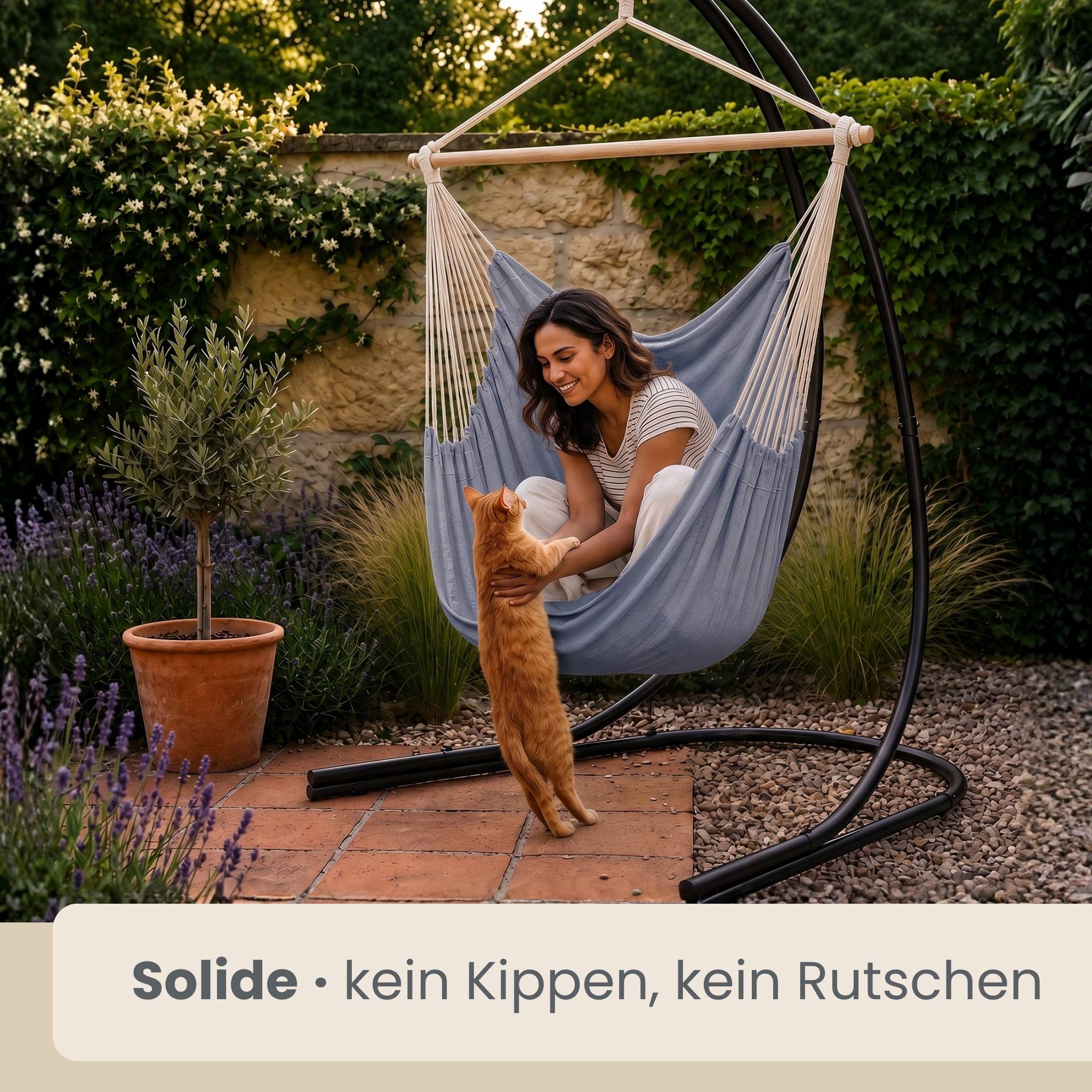 Frau, die in einem Hängesessel lächelt und eine orange Katze streichelt, in einem Garten; das Bannertextliest sich wie folgt: 'Solide • kein Kippen, kein Rutschen'.