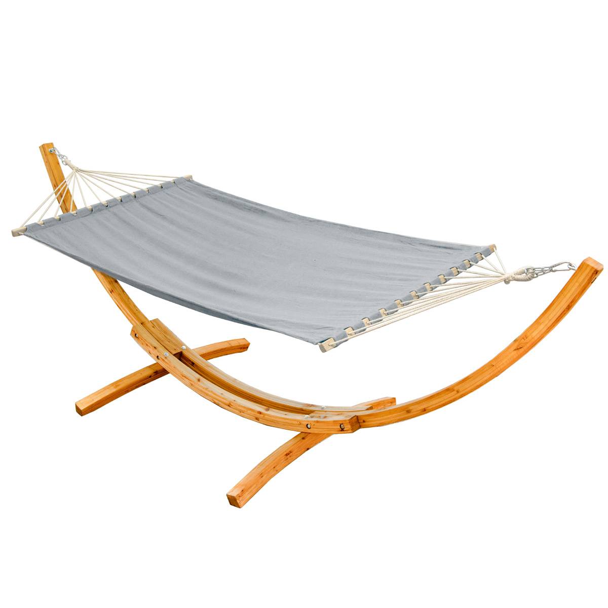 Graues Stoffhängemattelager auf einem gekrümmten Holzgestell, isoliert auf weißem Hintergrund.