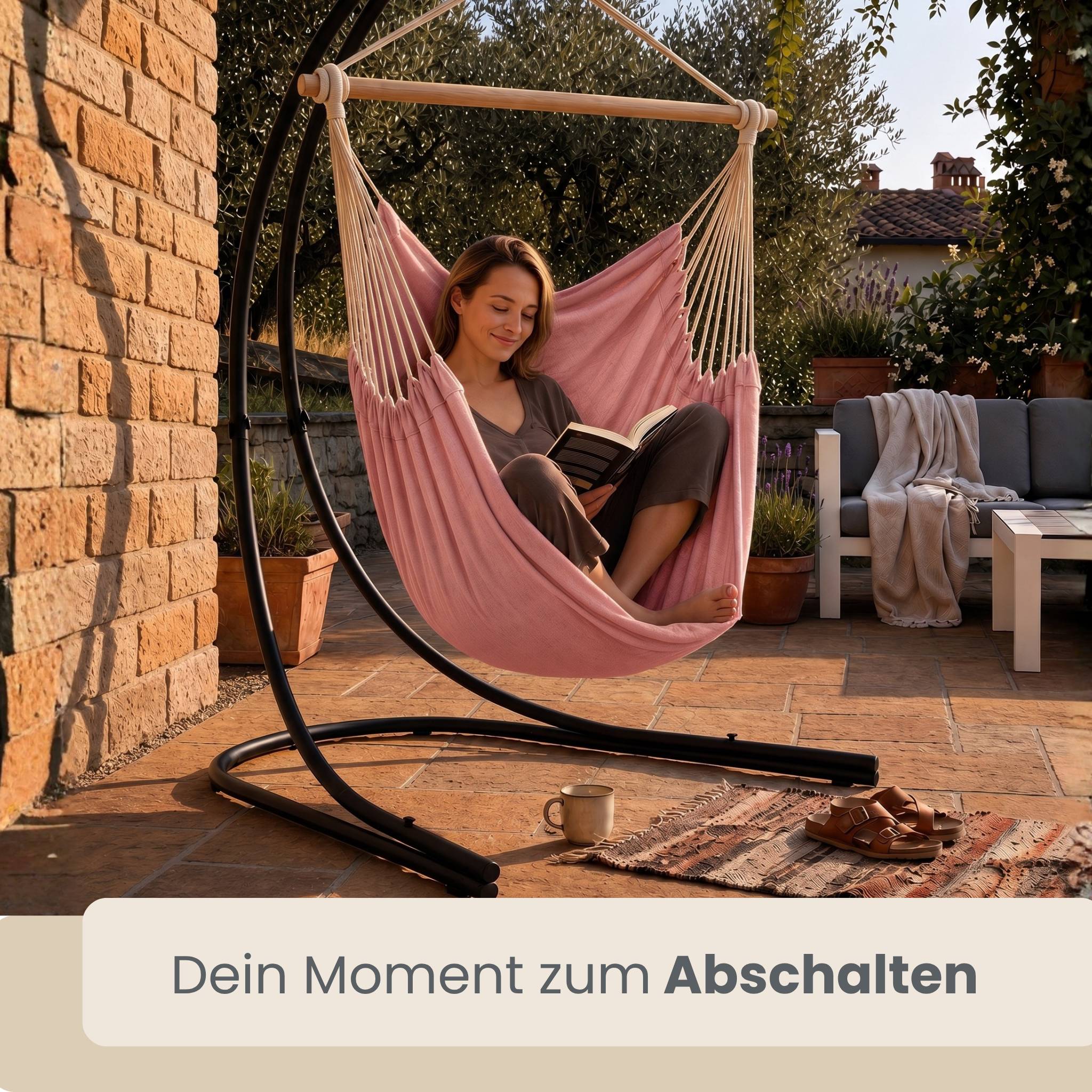 Frau, die in einem rosa Hängesessel auf einer Terrasse liest, mit dem Text „Dein Moment zum Abschalten