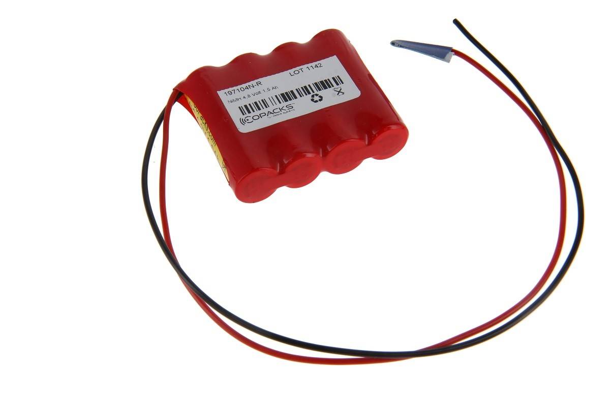 Rotes wiederaufladbares Batteriepak mit angebrachten roten, schwarzen und gelben Drähten, die in einen Stecker auf weißem Hintergrund enden.