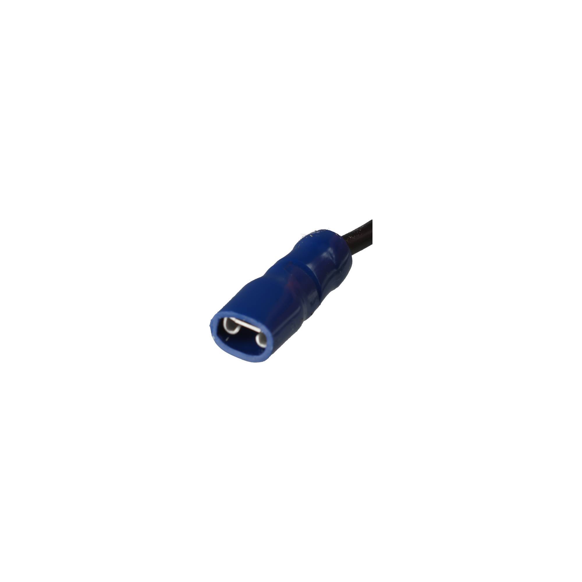 Nahaufnahme eines blauen isolierten Elektrosteckers auf einem schwarzen Draht, dargestellt vor einem einfachen weißen Hintergrund.