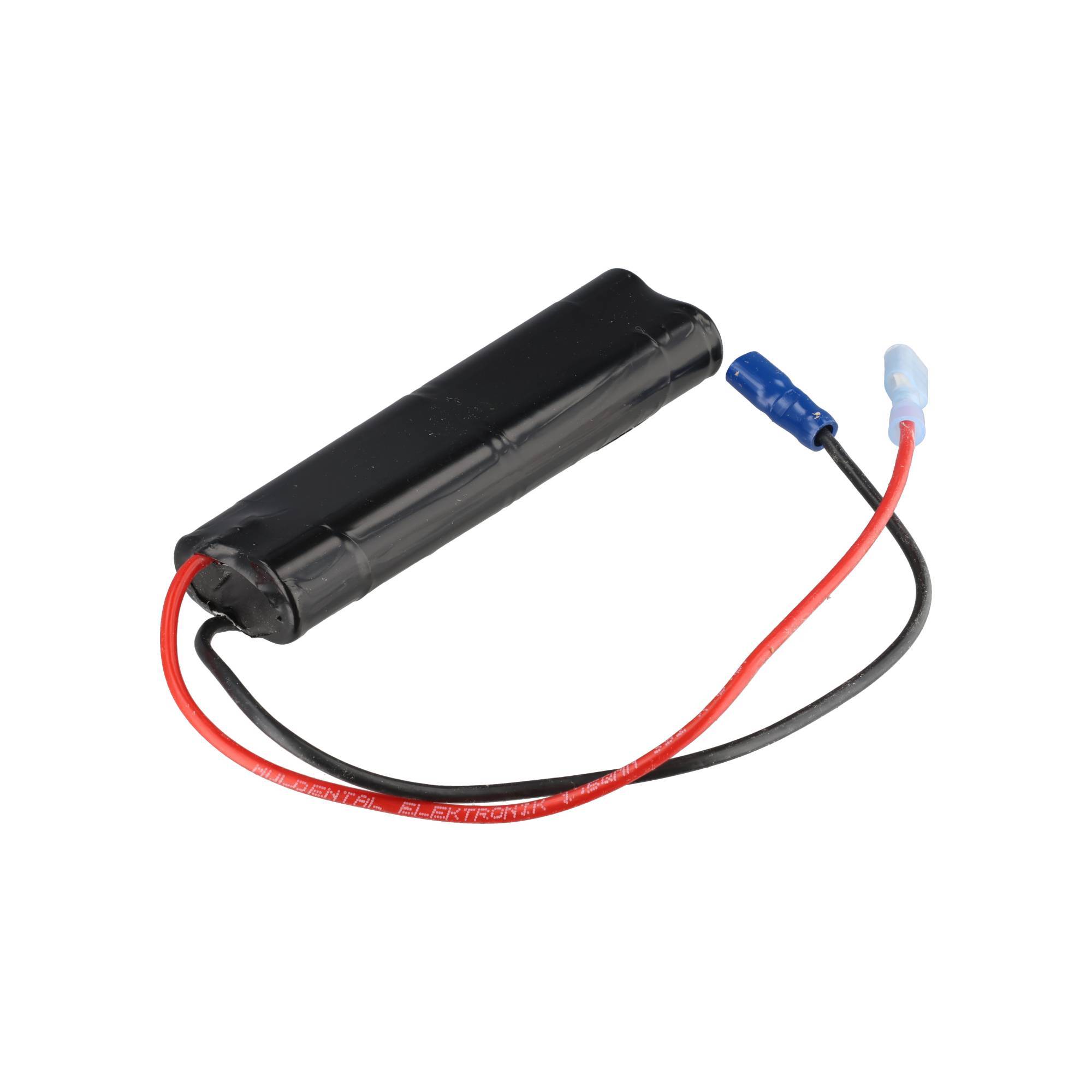 Schwarzes eingewickeltes Batteriepack mit roten und schwarzen Drähten, die in blauen und weißen Steckverbindern auf weißem Hintergrund enden