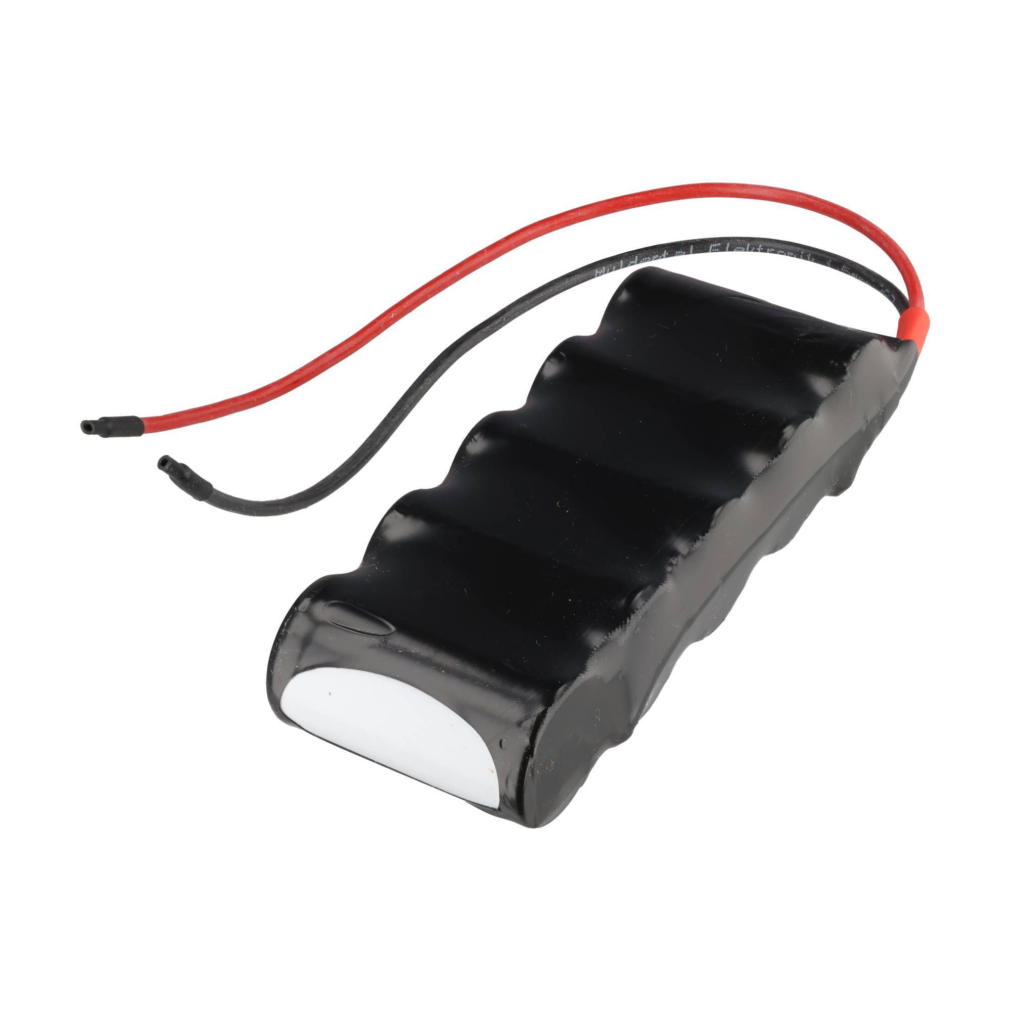 Schwarzes, mit Schrumpffolie umwickeltes Batteriepak mit roten und schwarzen Drähten und freiliegenden Anschlüssen, isoliert auf weißem Hintergrund.