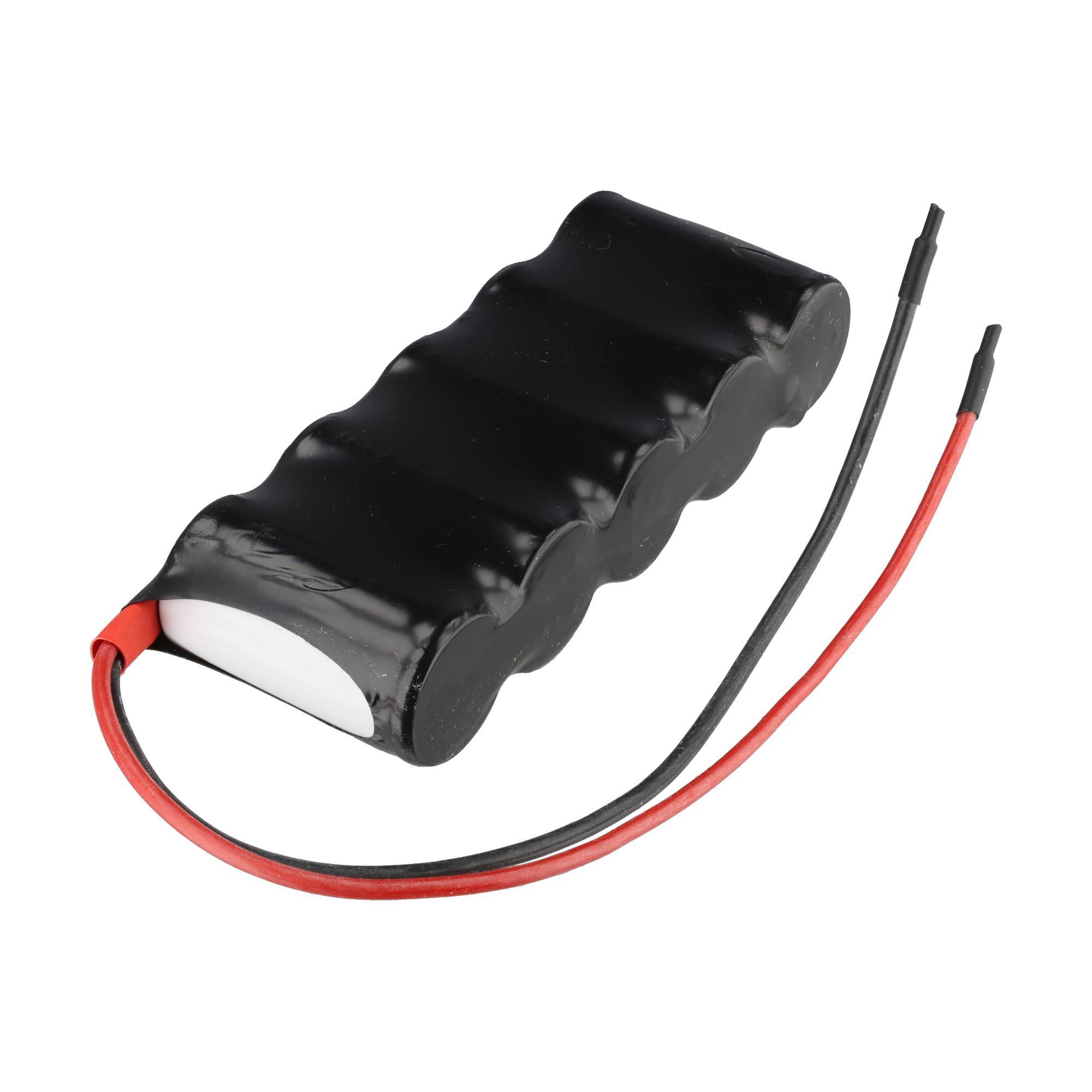 Schwarze schrumpfverpackte Batterie mit roten und schwarzen Anschlussdrähten auf weißem Hintergrund.