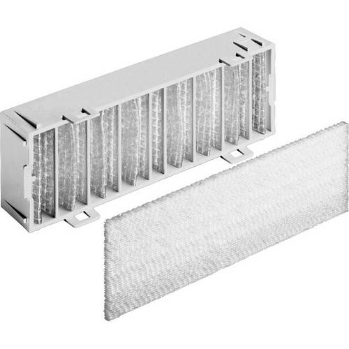 Gefaltete HVAC-Luftfiltereinsätze neben ihren austauschbaren Filtermedien, isoliert auf weißem Hintergrund.