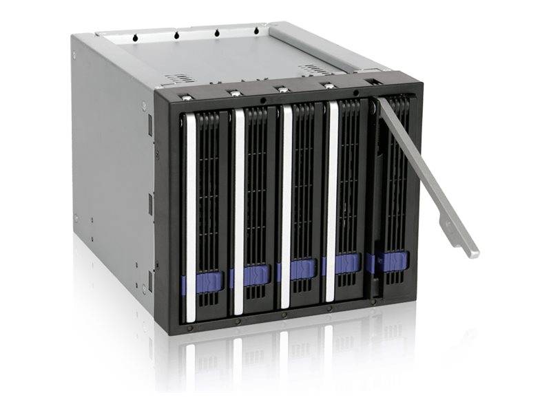 Rack-Speicher-Gehäuse mit fünf Hot-Swap-Laufwerkschächten, wobei ein Schrankgriff nach außen ausgefahren ist, auf weißem Hintergrund gezeigt.